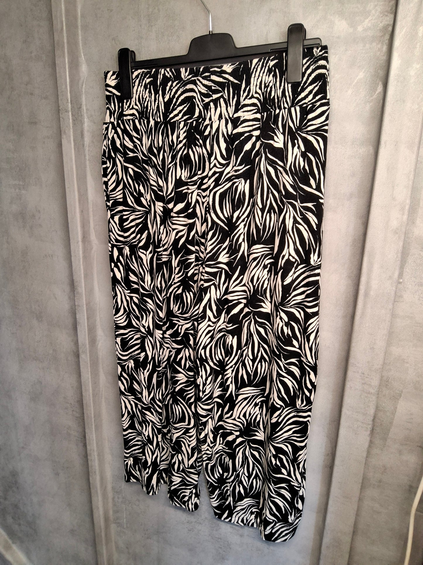 George Zebra Print Cropped Flared Trousers ā Size 18 ā Wild but Comfy
