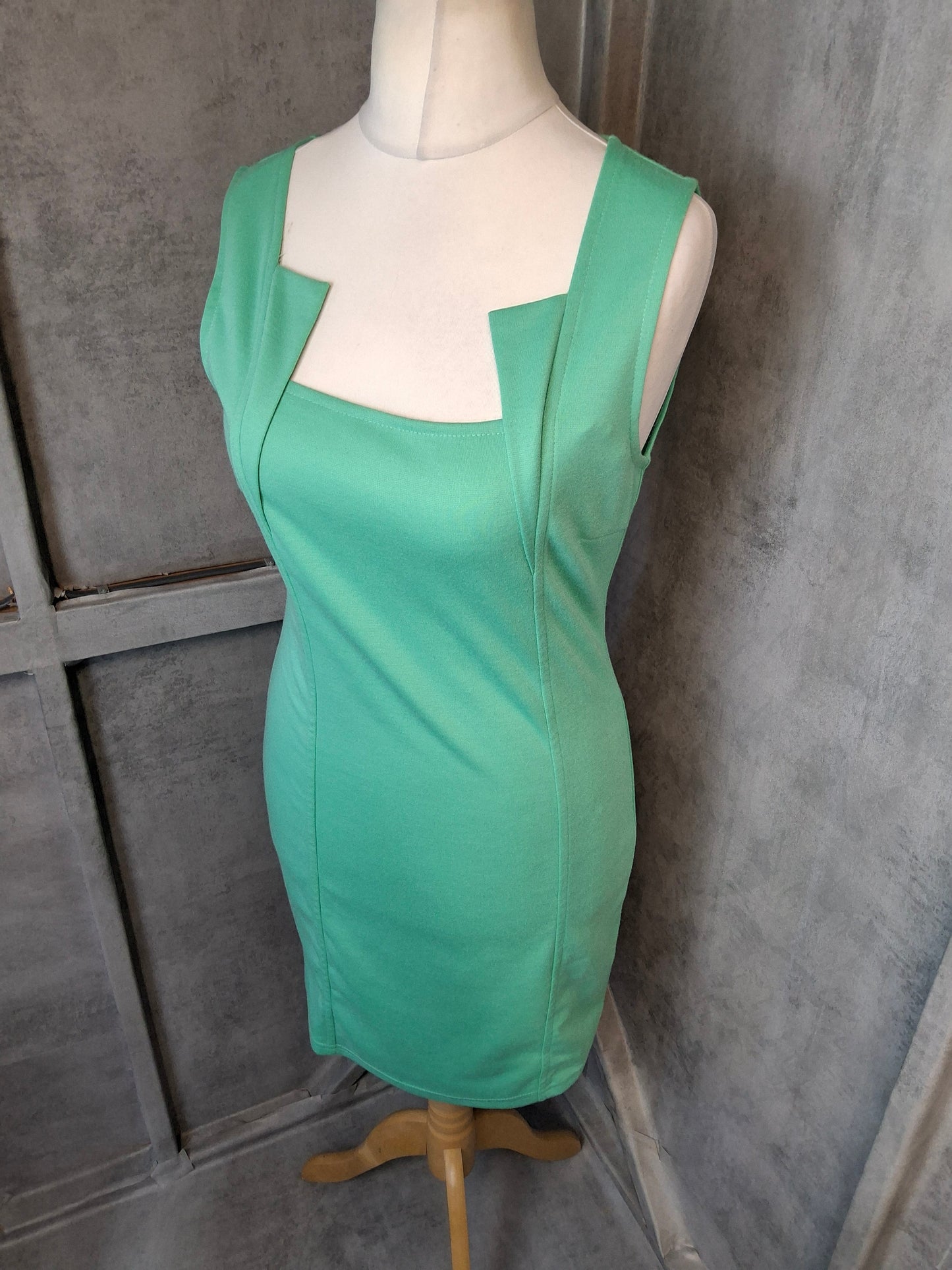 Mandi Green Bodycon Dress ā Size 10 NWT šø