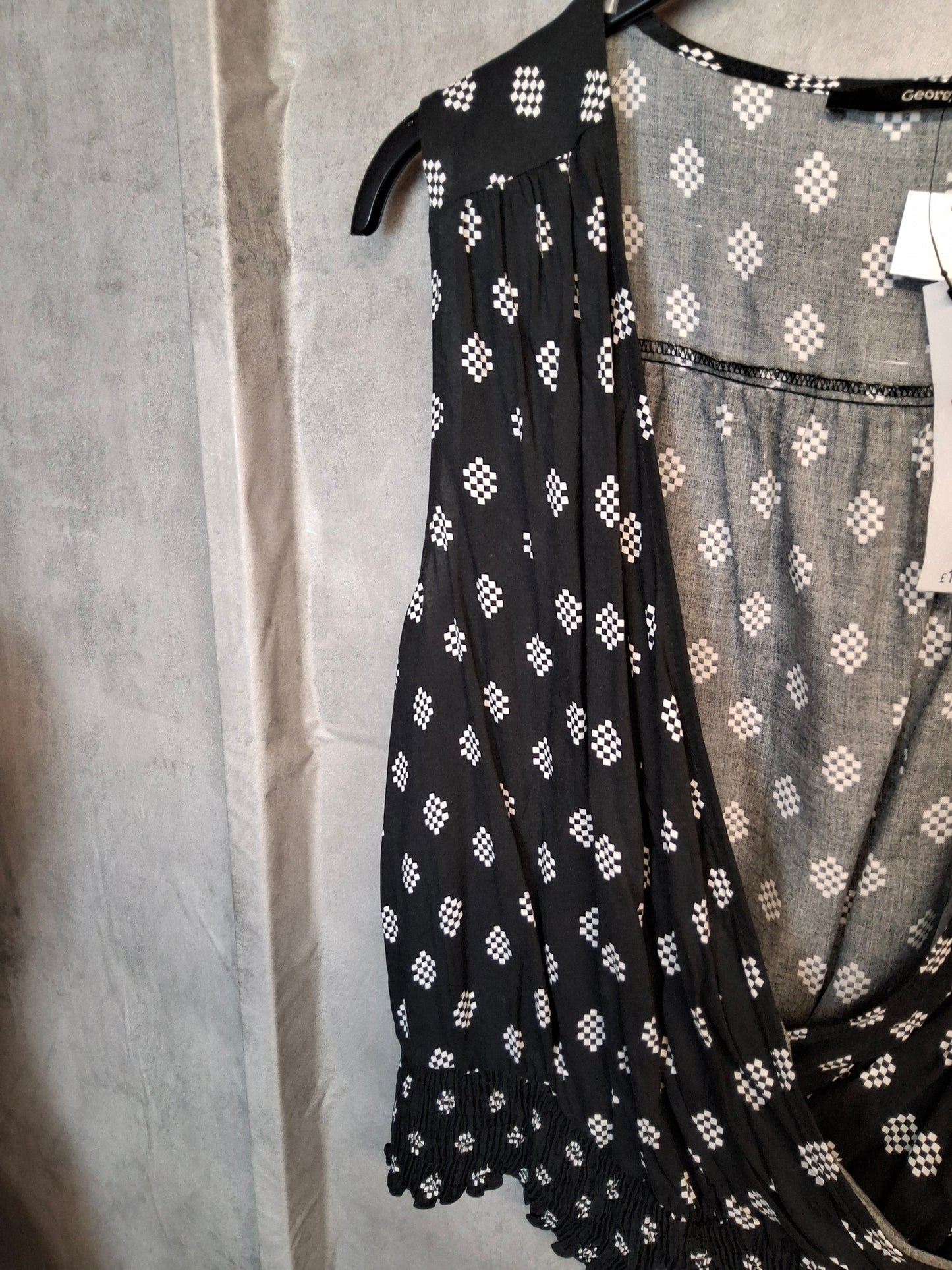 George Black & White Sleeveless V-Neck Top | Size 14 | NWT | Flattering Elasticated Fit
