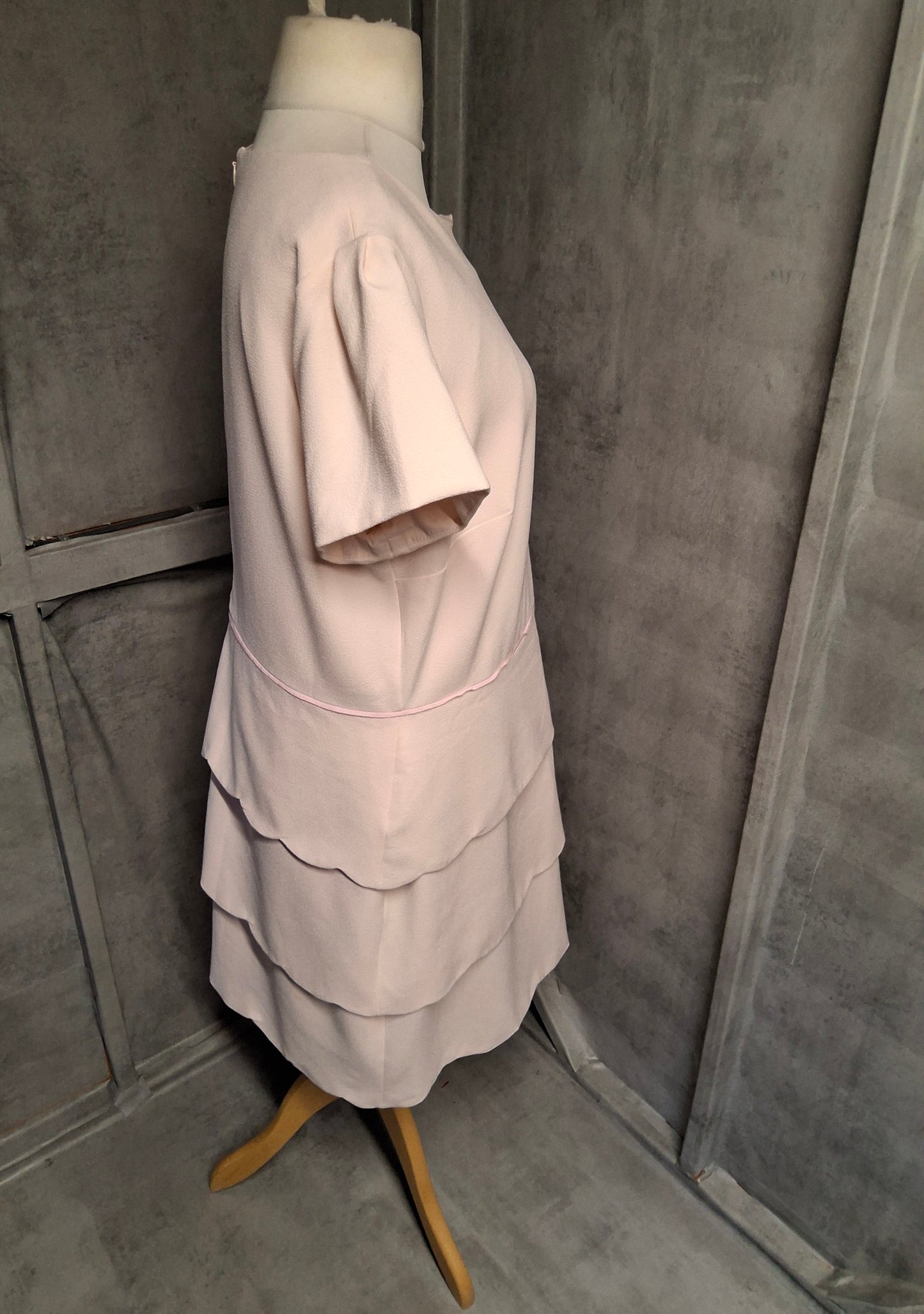 Very Cream & Pink Scalloped A-Line Dress – Size 18 – Serving Layered Looks (Literally)