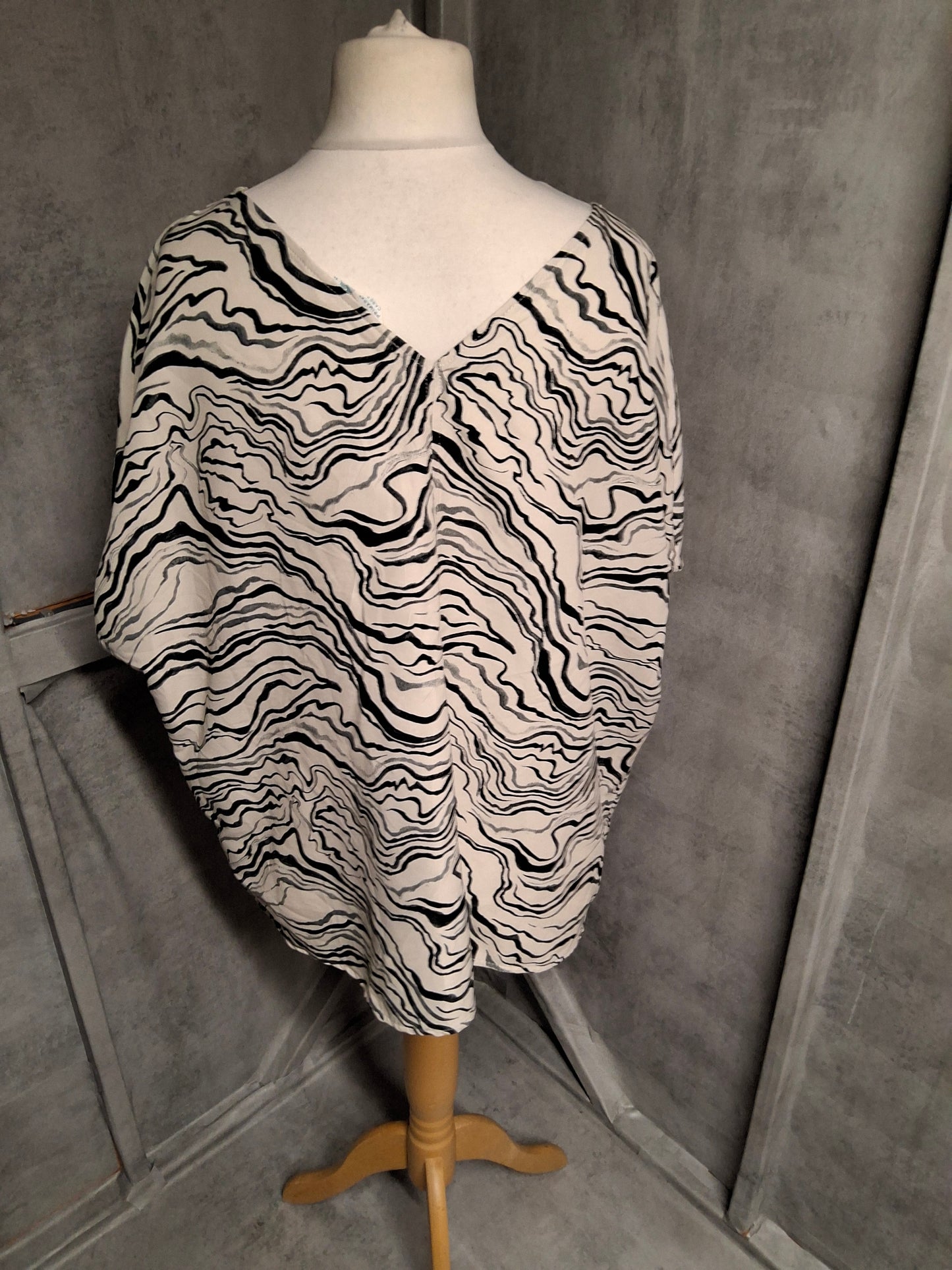 Primark Cream & Black Oversized V-Neck Top – Size 18 – The “Effortless But Still Stylish” Top