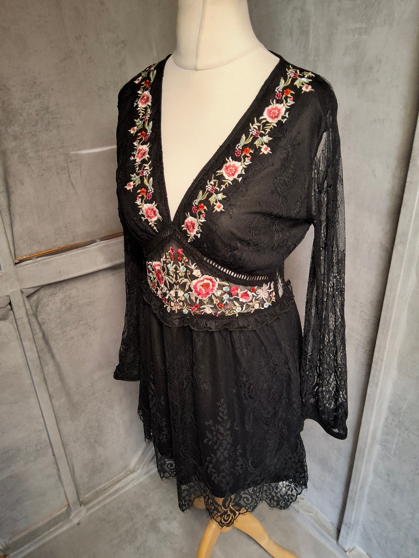 Topshop Black Lace Embroidered Dress – Size 12 – NWT RRP £39
