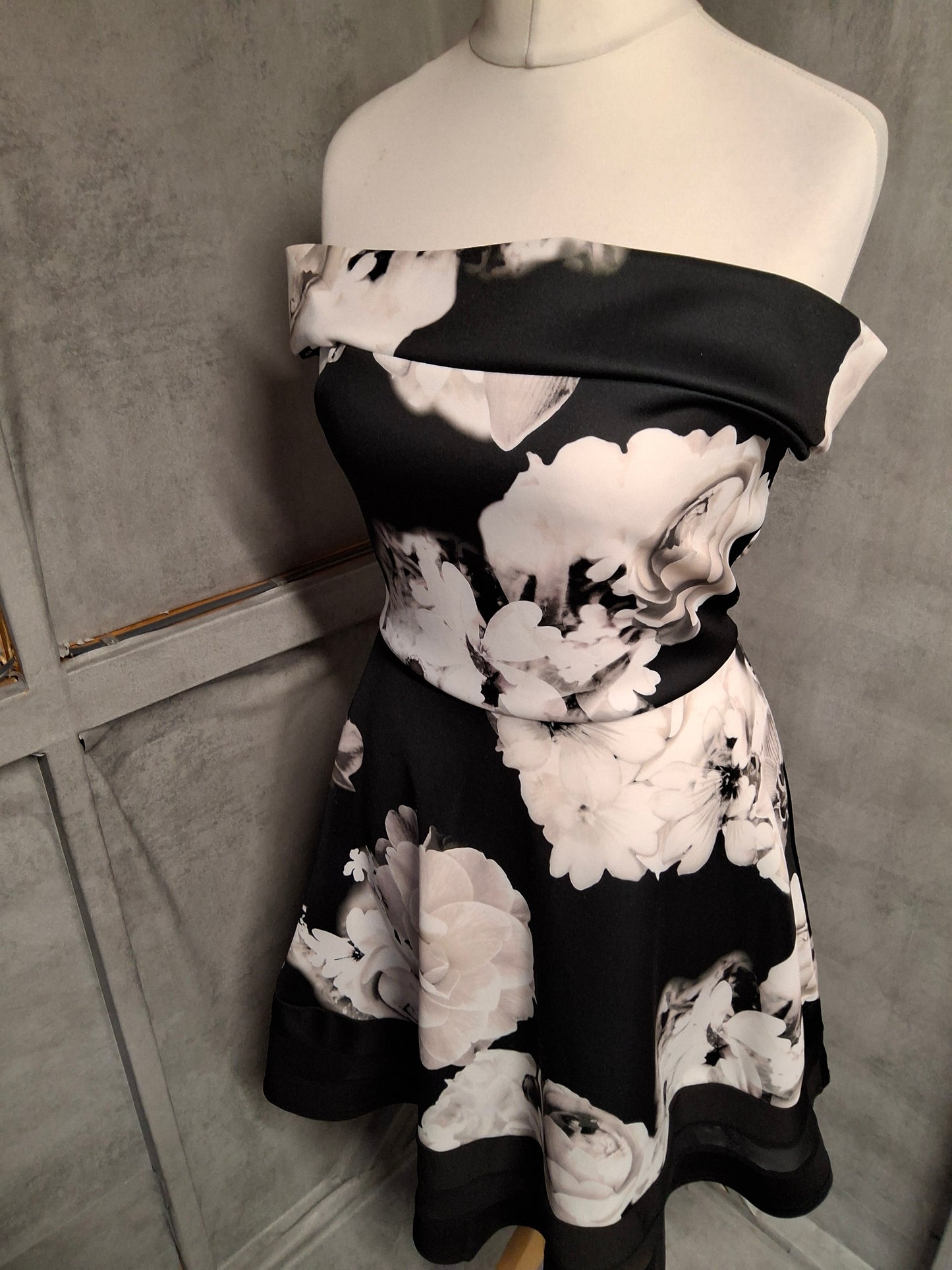 Quiz Black & White Floral Dress – Size 10 – Classy neckline, sassy hemline
