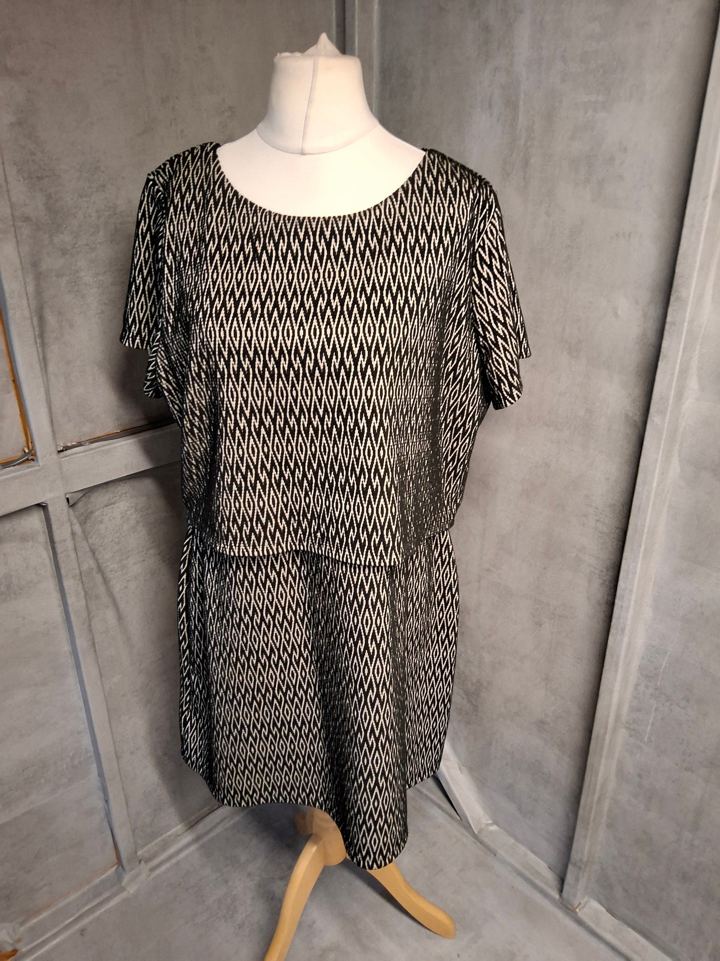 Primark Black & Beige Layered Pattern Dress – Size 18 – BNWT – Smart-Casual Style for Work or Outings