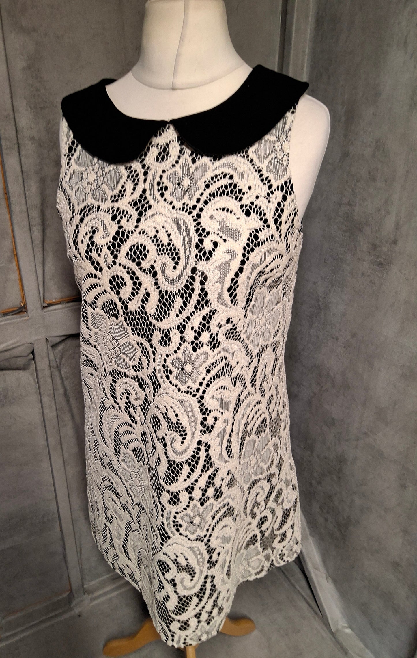 Topshop Black & White Lace Mini Dress with Velvet Collar ā Size 10 ā Chic Retro Style