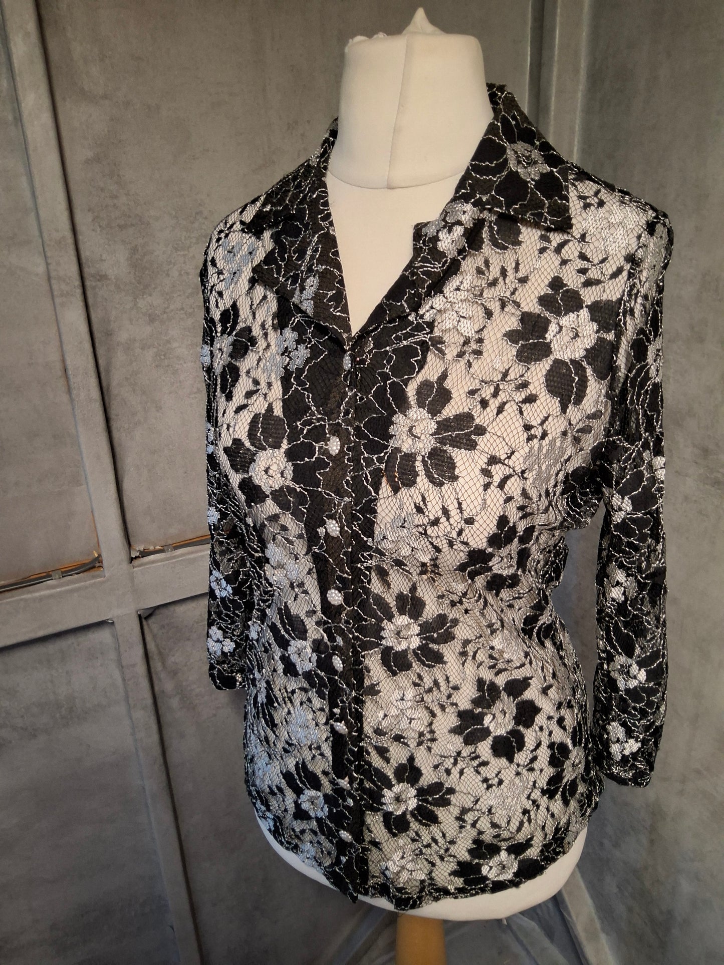 Michelle Hope Black & White Floral Lace Shirt – Size 10/12