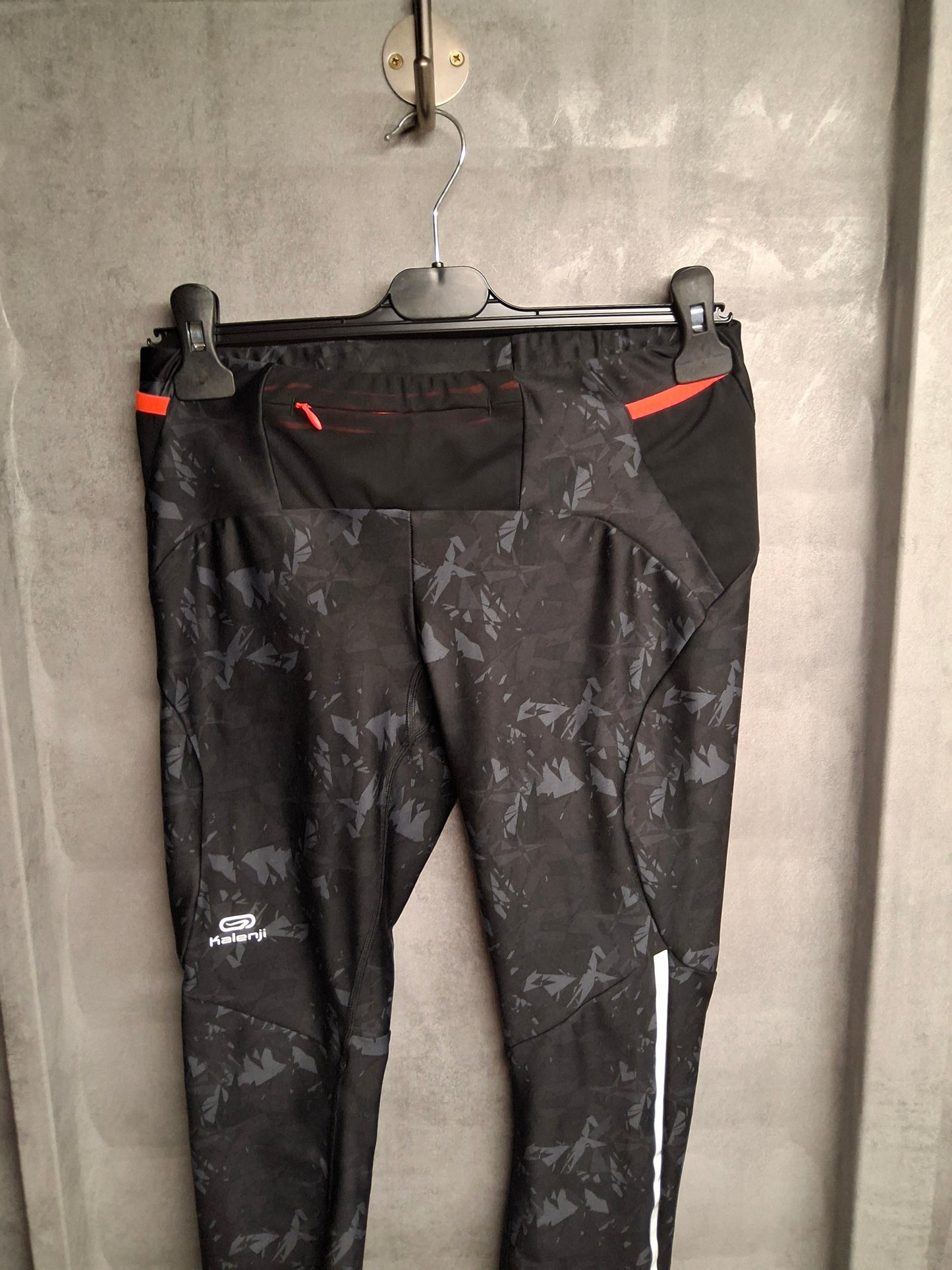 Decathlon Kalenji Grey Camo Cropped Gym Leggings ā Size S (size 6/8)