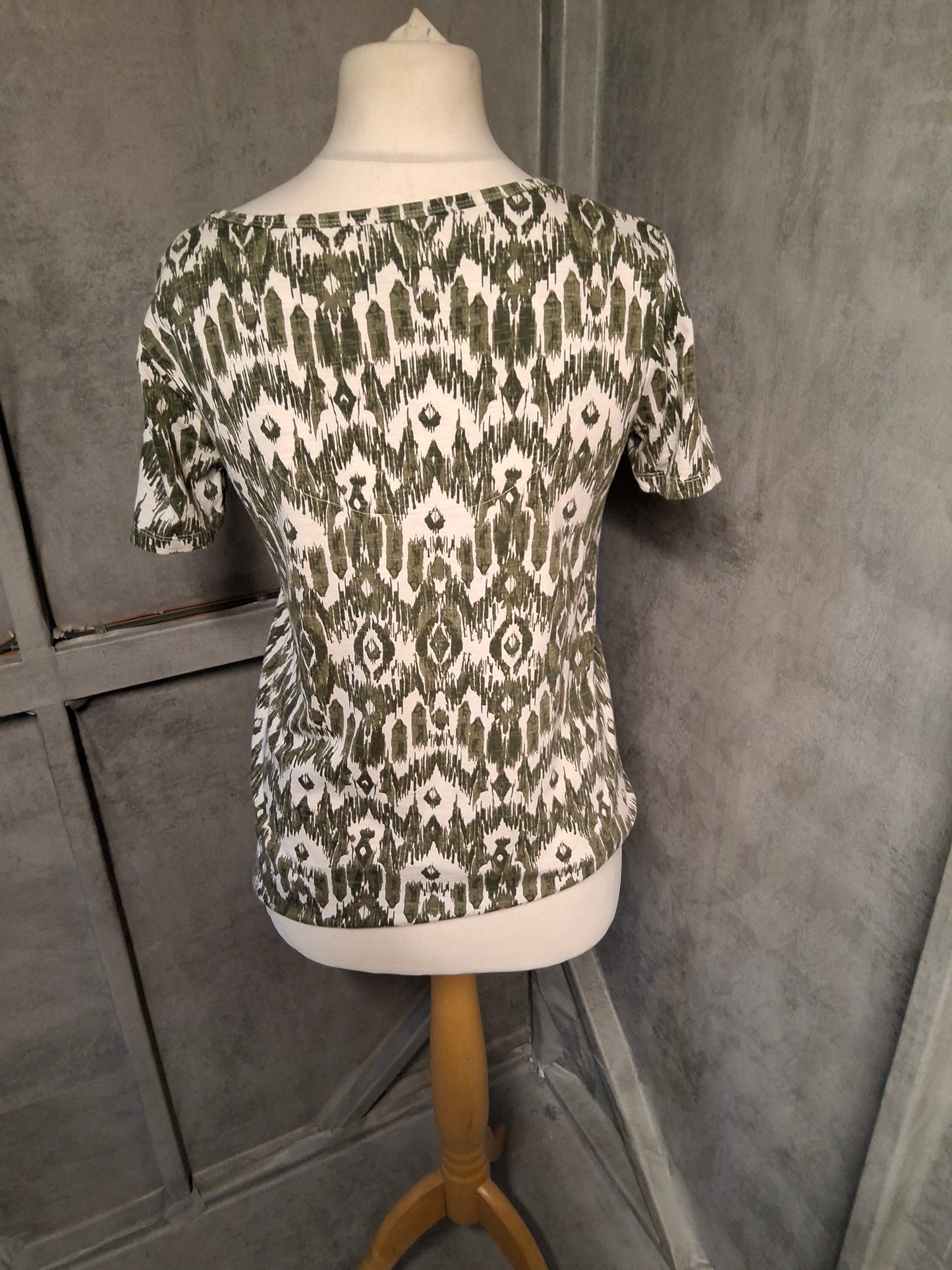 Nutmeg Green Patterned V-Neck T-Shirt – Size 8