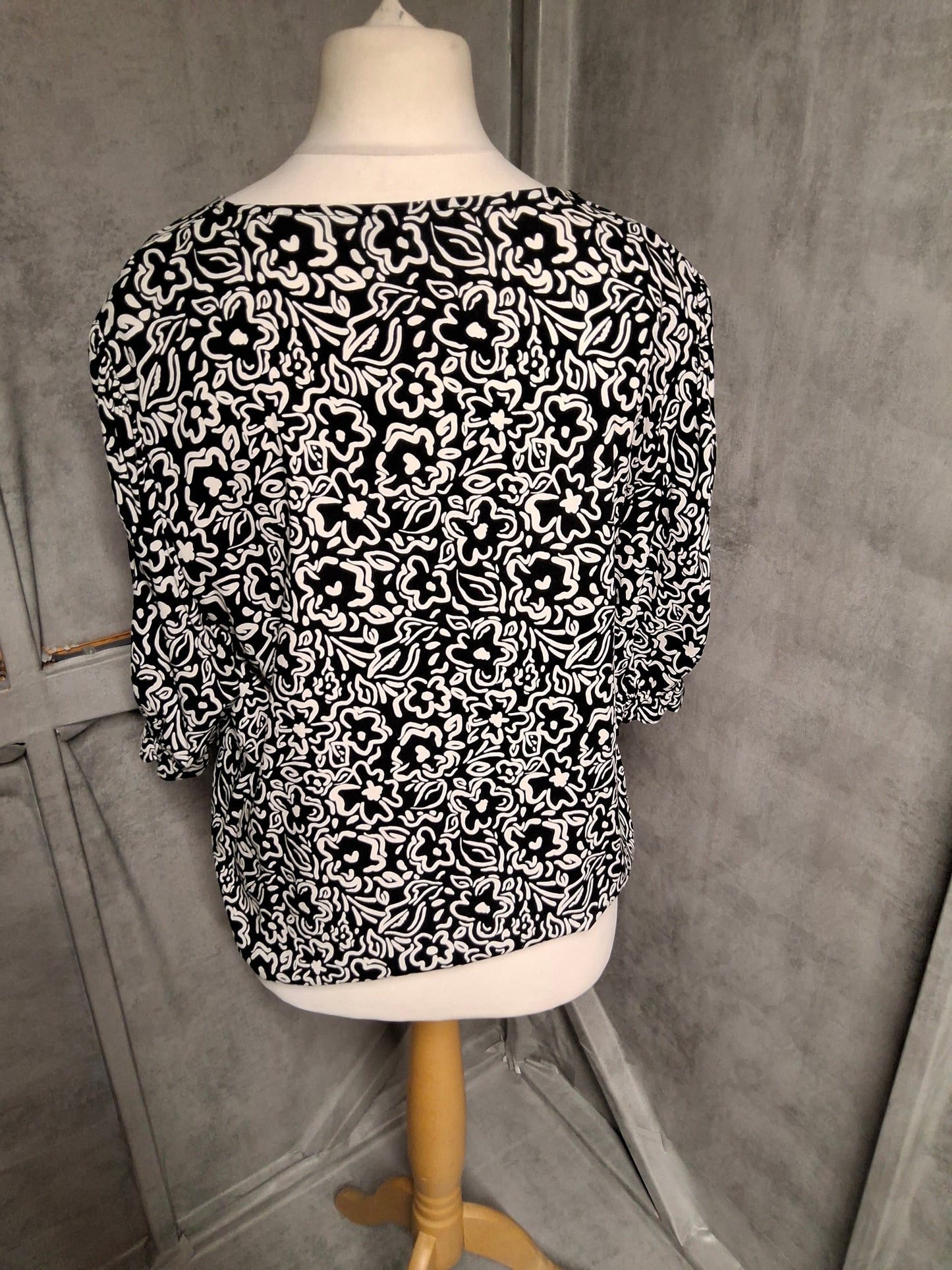 New Look Black & White Floral V-Neck Blouse – Size 16