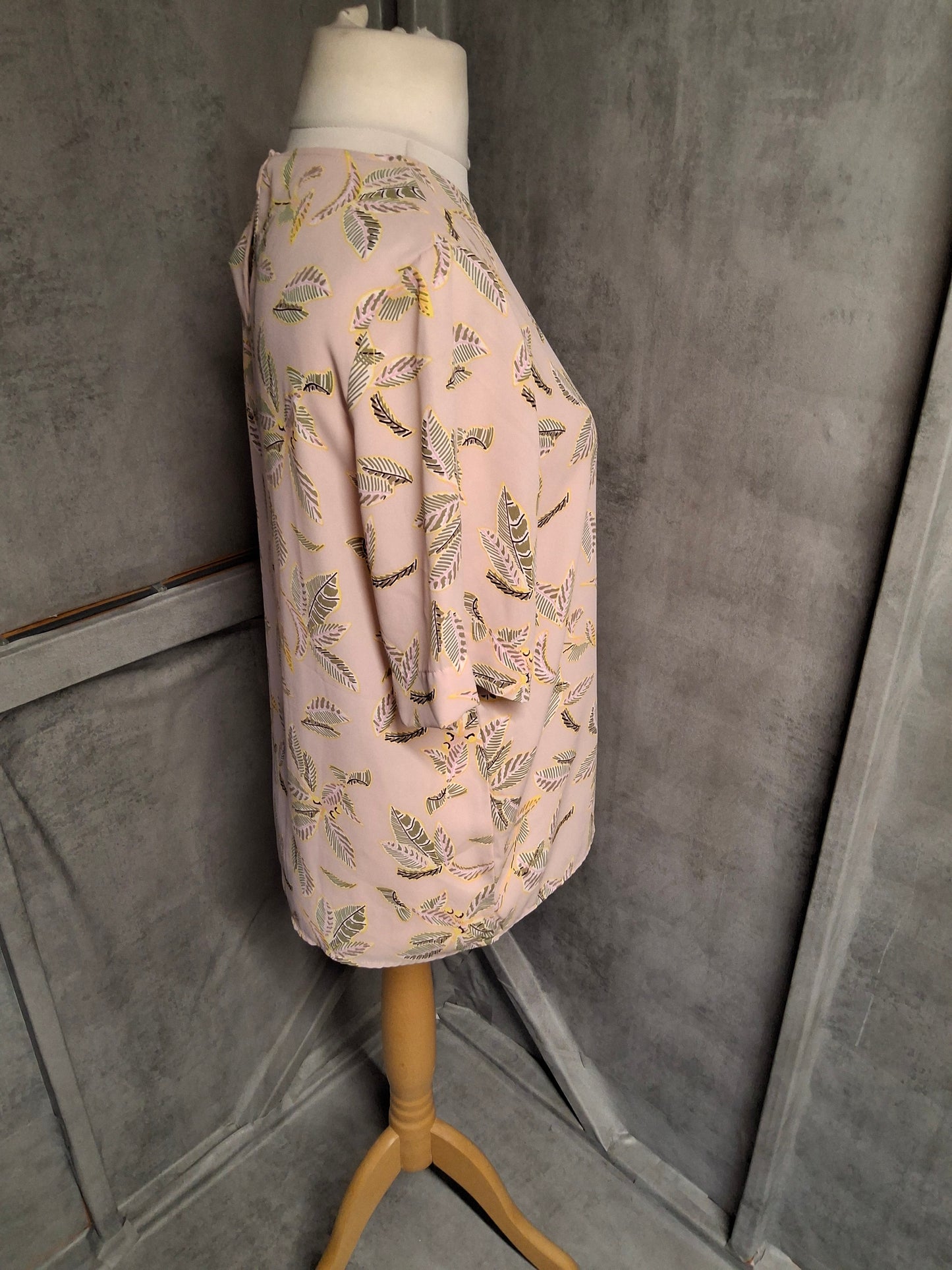 M&S Blush Pink Leaf Print Blouse – Size 12 – Work-Ready, Weekend-Approved & Always Complimented