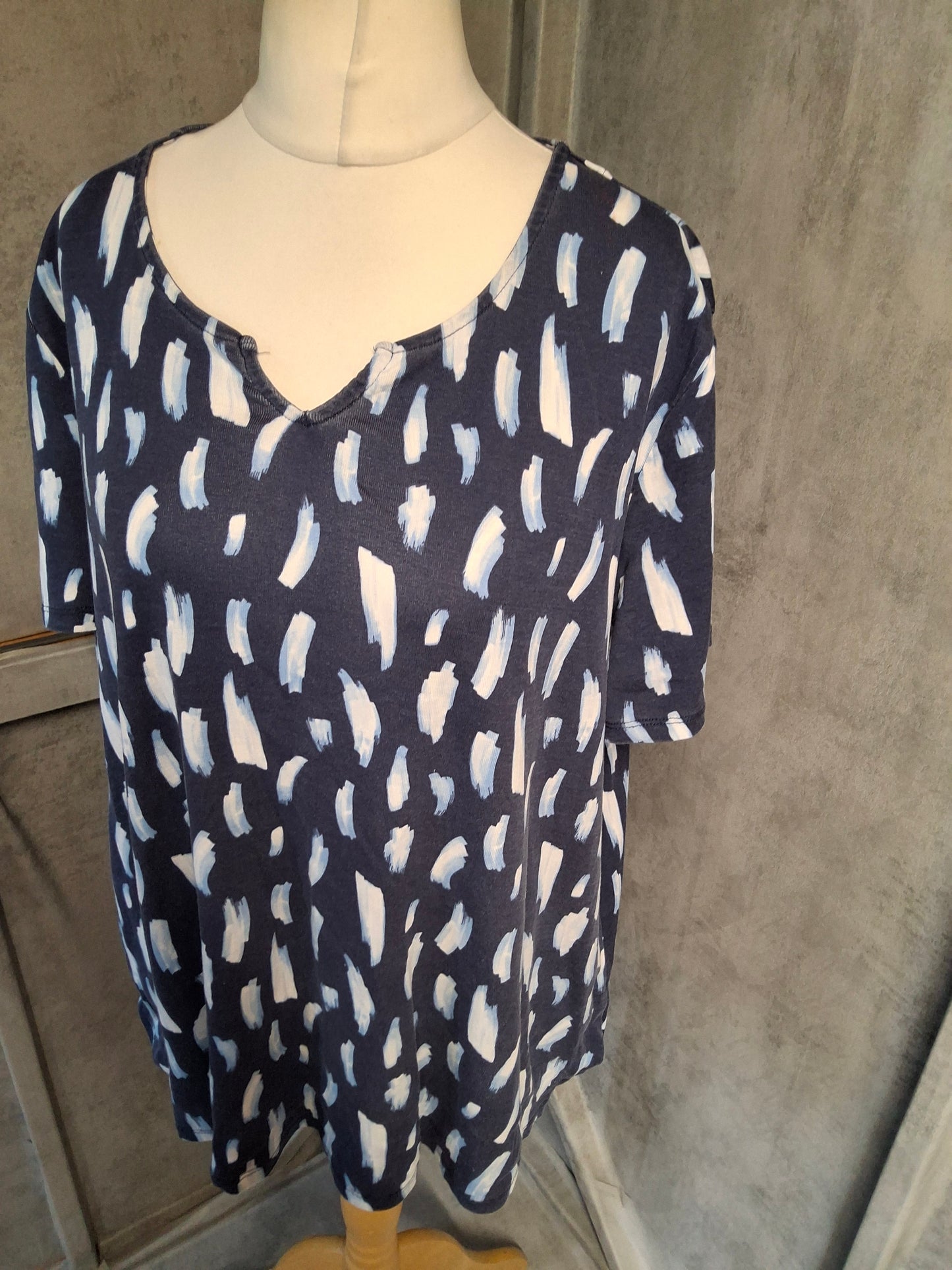 Bonmarché Navy Brushstroke Print T-Shirt – Size 24 – 100% Cotton