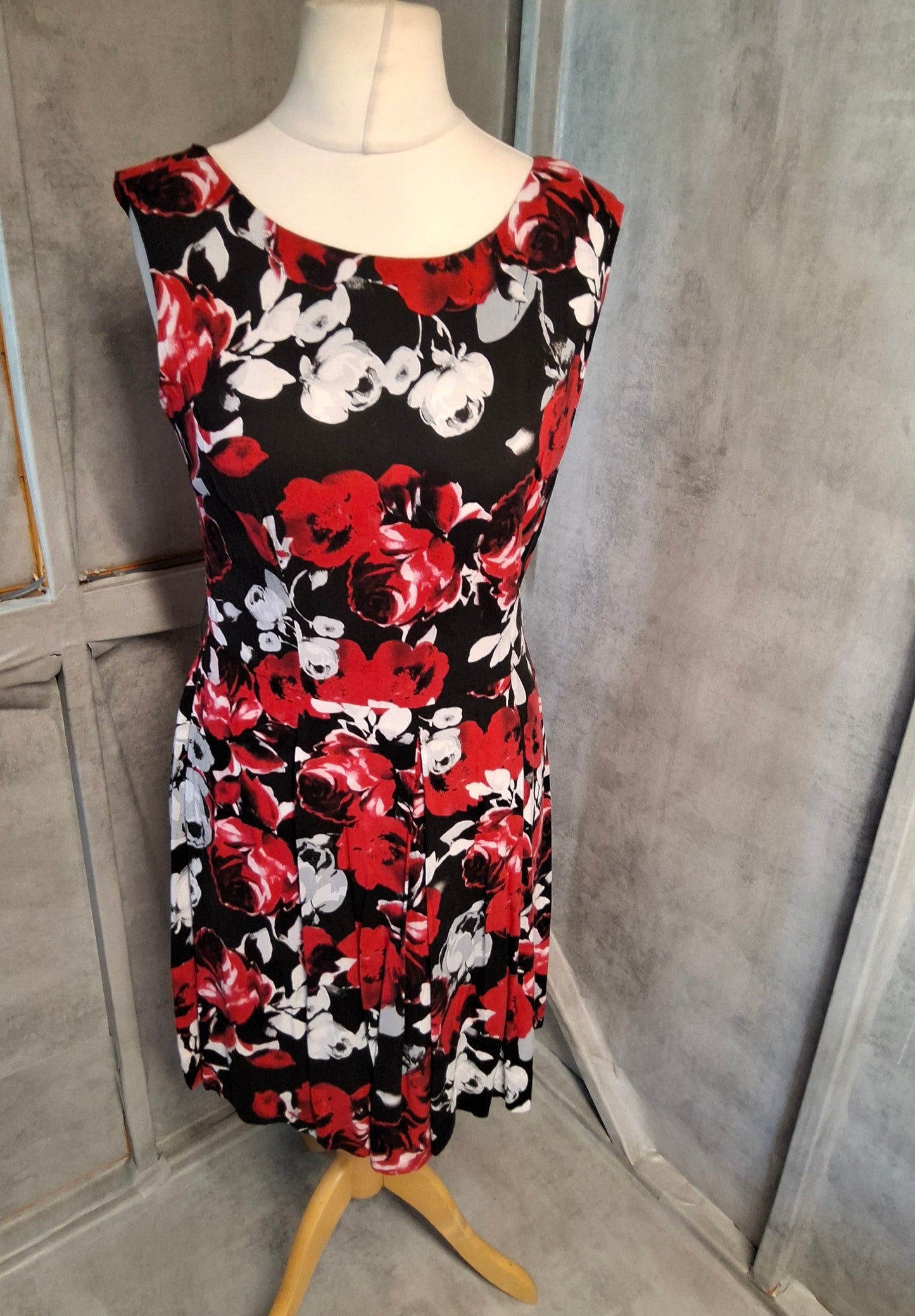 F&F Red & White Floral Print Dress ā Size 12
