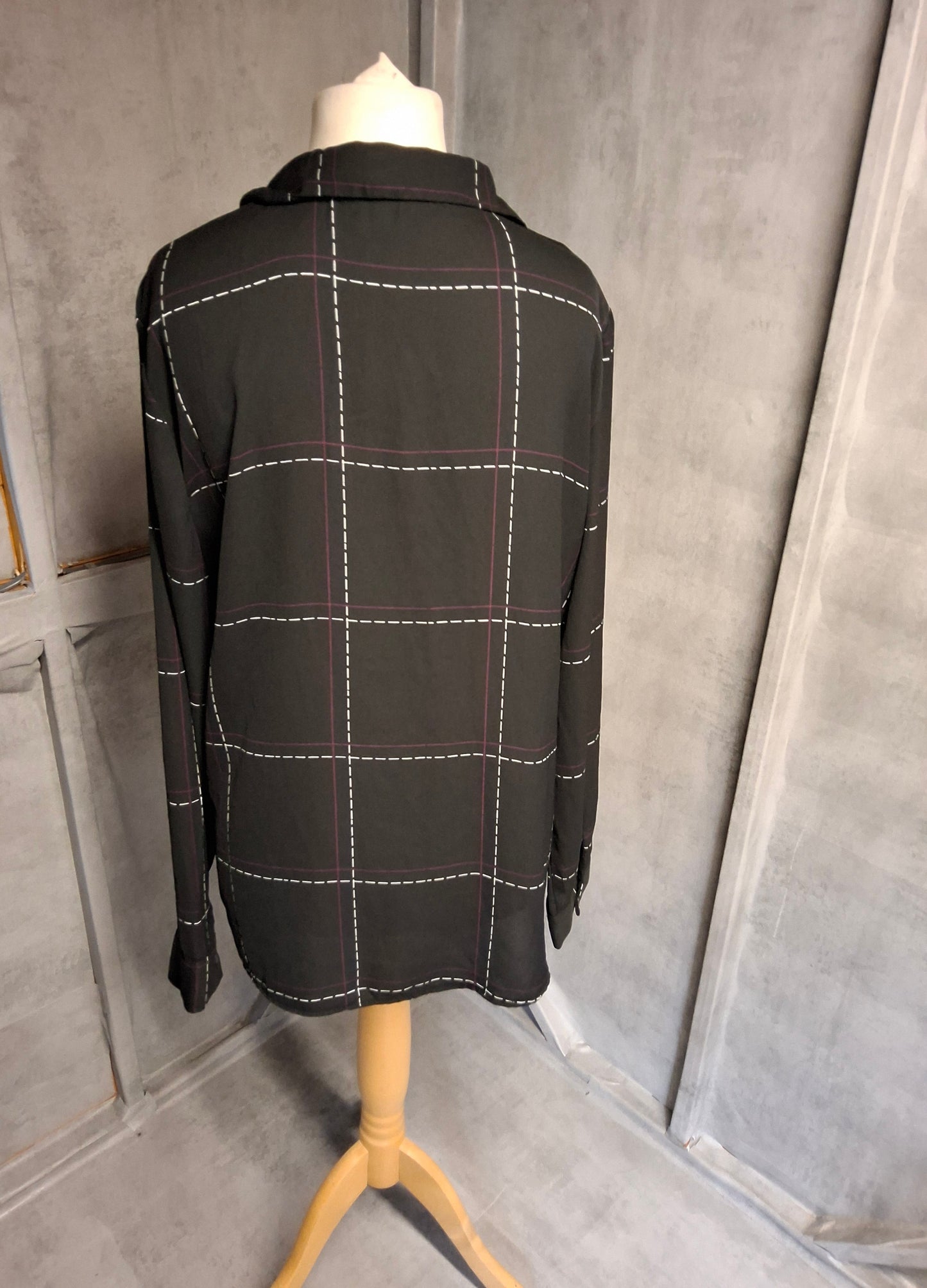 Peacocks Black Checked Long Sleeve Blouse ā Size 18 ā Relaxed Fit