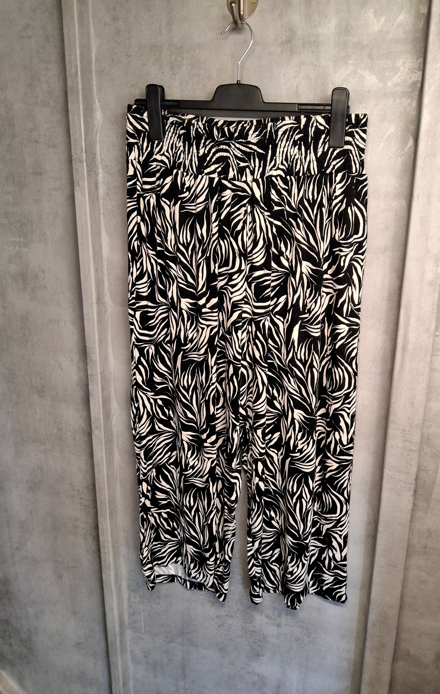 George Zebra Print Cropped Flared Trousers ā Size 18 ā Wild but Comfy