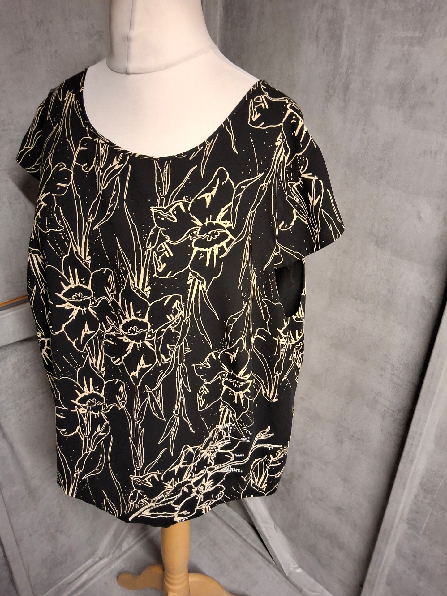 Windsmoor Black & Beige Floral Lined Top – Size 20