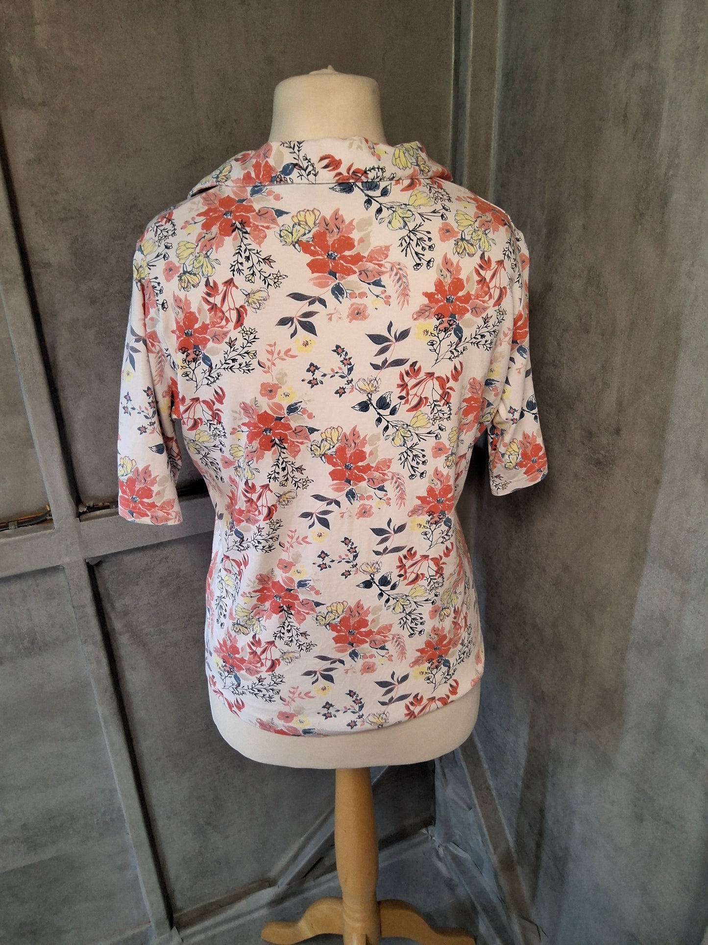 Isle White Floral Polo Top โ Size 14/16 โ 100% Cotton ๐ธ