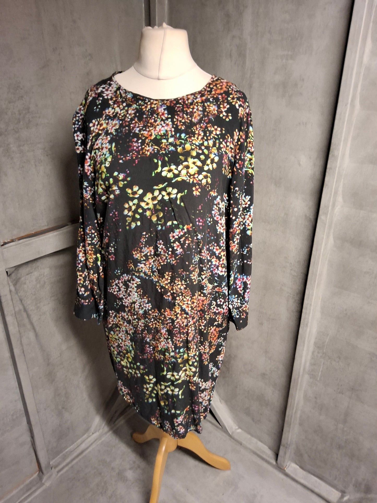 & Other Stories Floral Mini Dress – Size 10 – ¾ Sleeves – Keyhole Back – Black with Colourful Print