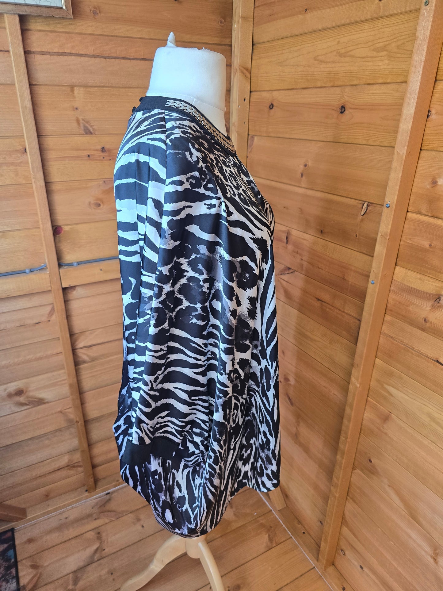 ⨠Julien Macdonald Black & White Animal Print Blouse ā Size 8 āØ