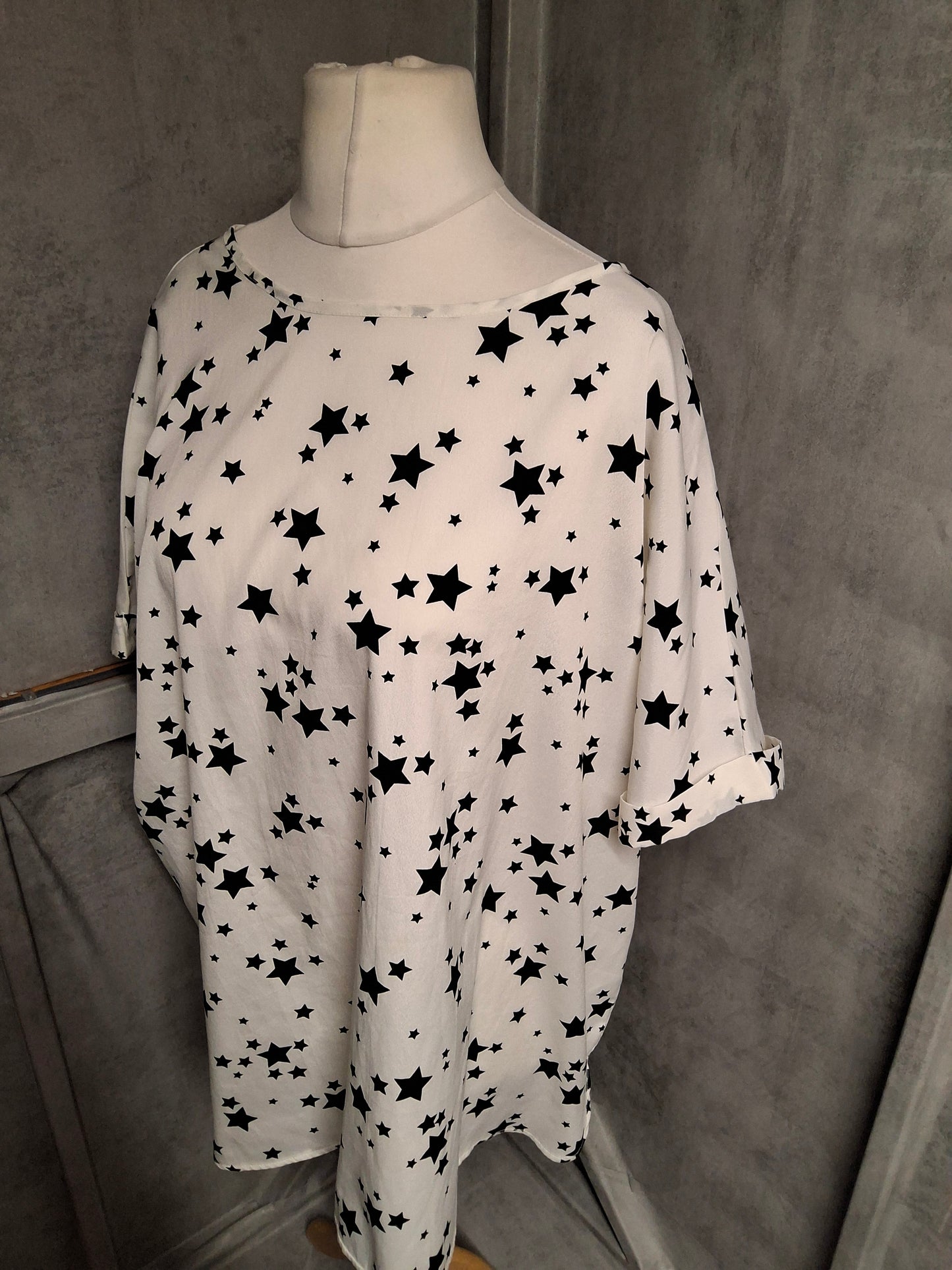 Capsule Curve White Star Print Oversized Top – Size 22 – Everyday Galaxy Glam