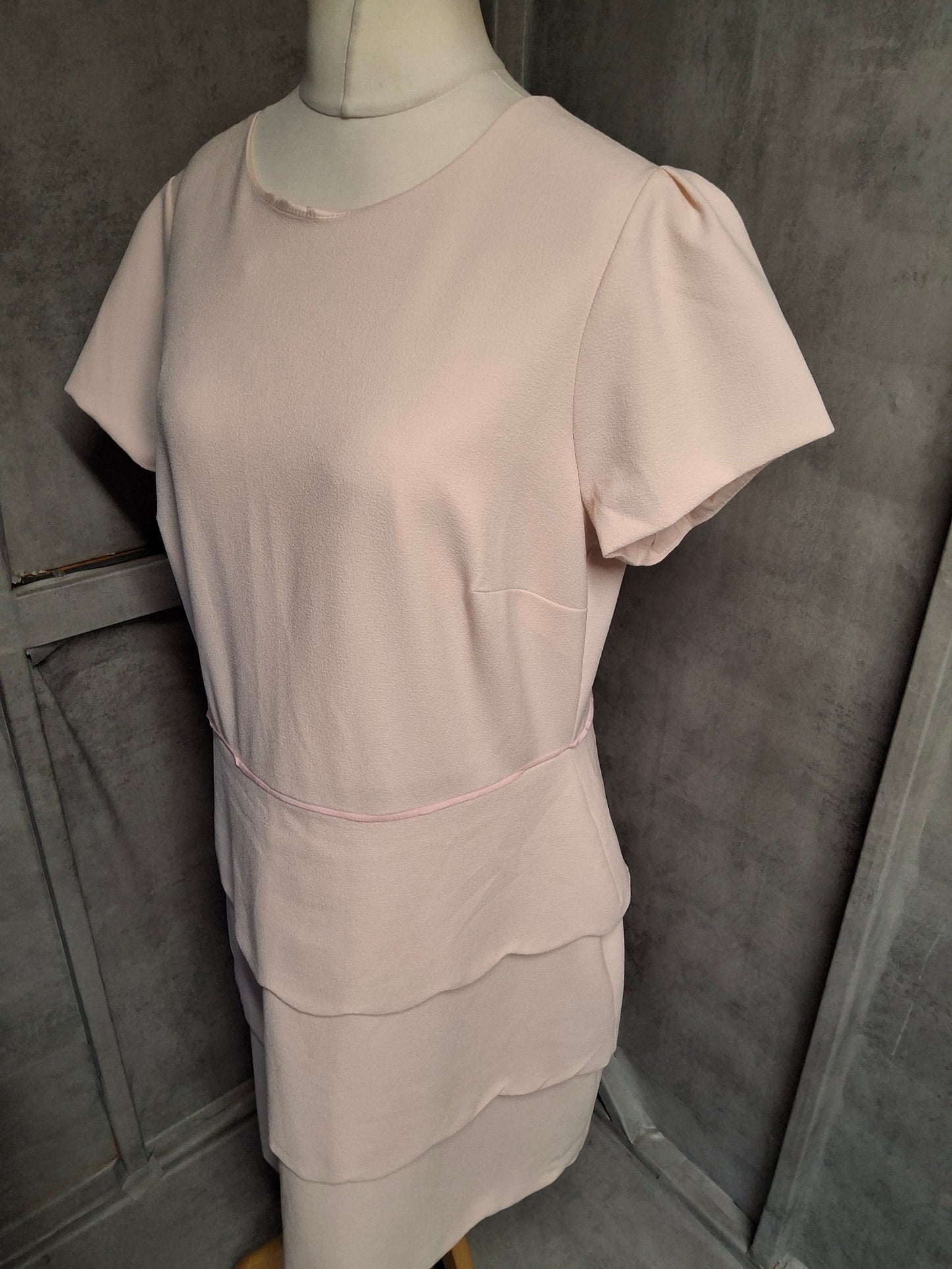 Very Cream & Pink Scalloped A-Line Dress – Size 18 – Serving Layered Looks (Literally)