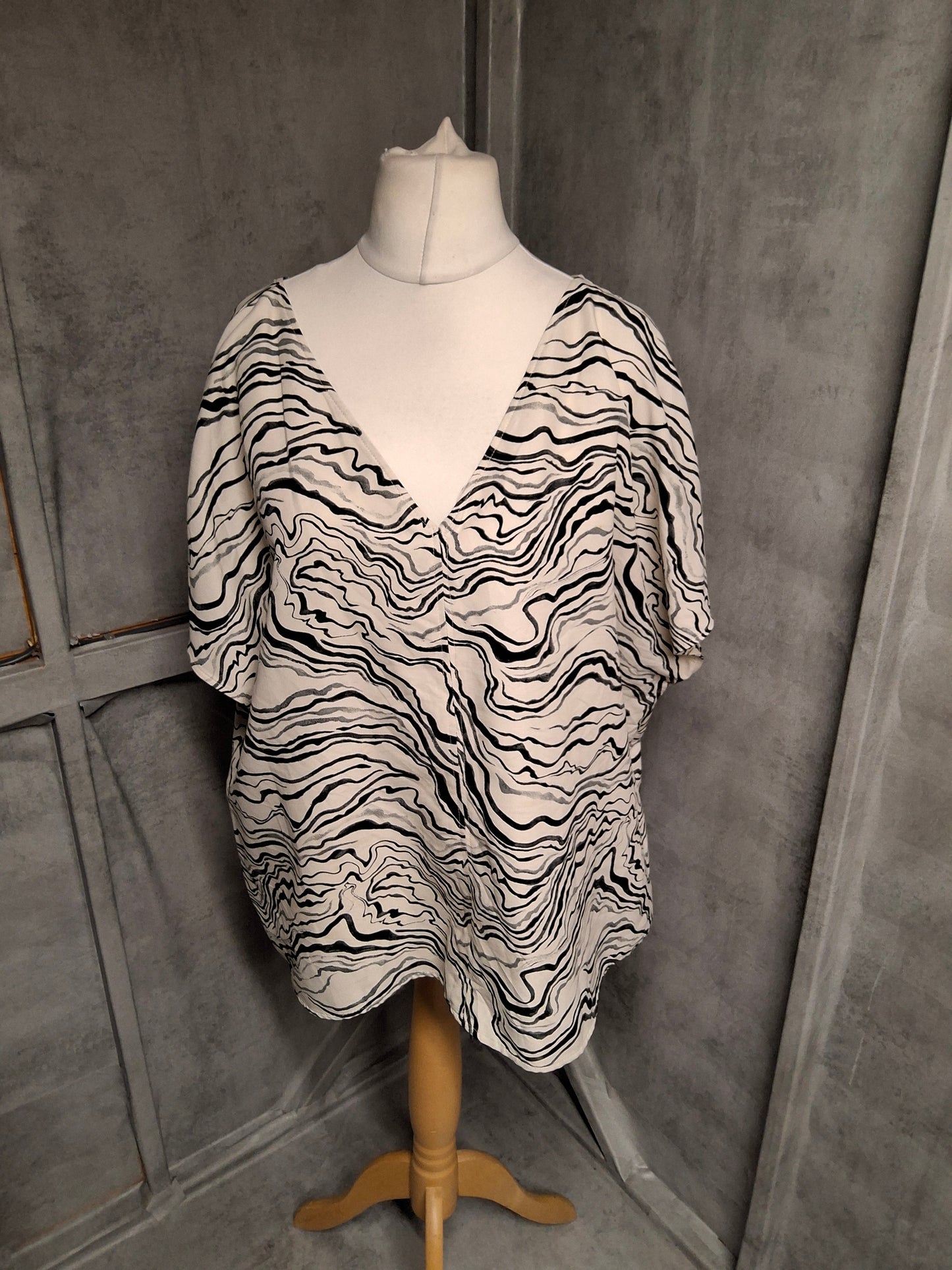 Primark Cream & Black Oversized V-Neck Top – Size 18 – The “Effortless But Still Stylish” Top