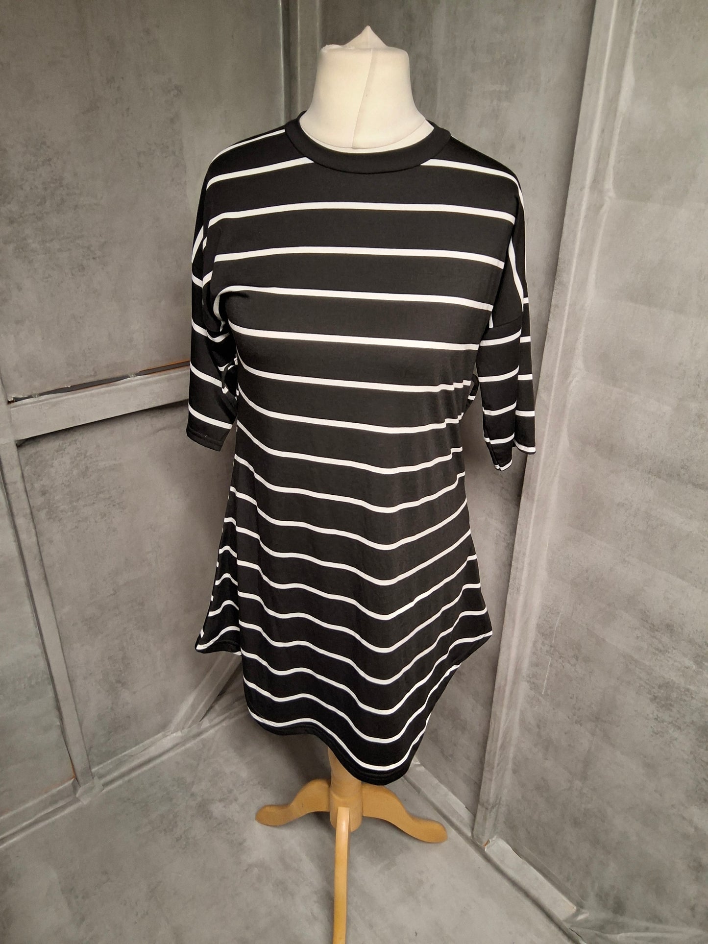 Stylewise Black & White Stripe Mini Dress – Size 6 – Stretchy T-Shirt Dress NWT