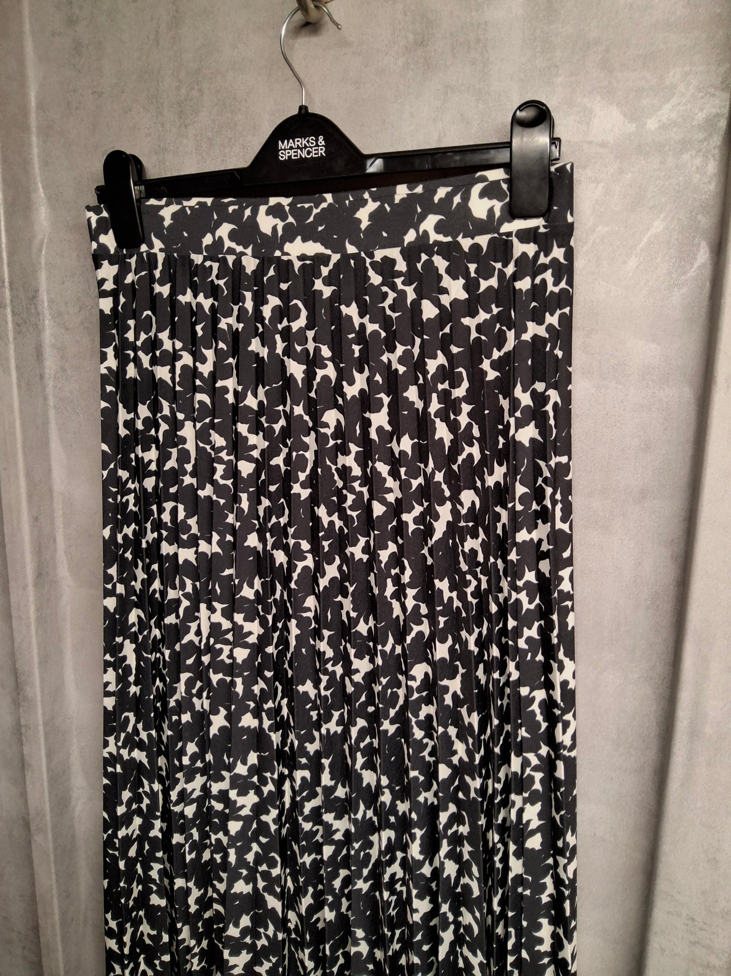 M&S Monochrome Pleated Midi Skirt – Size 10
