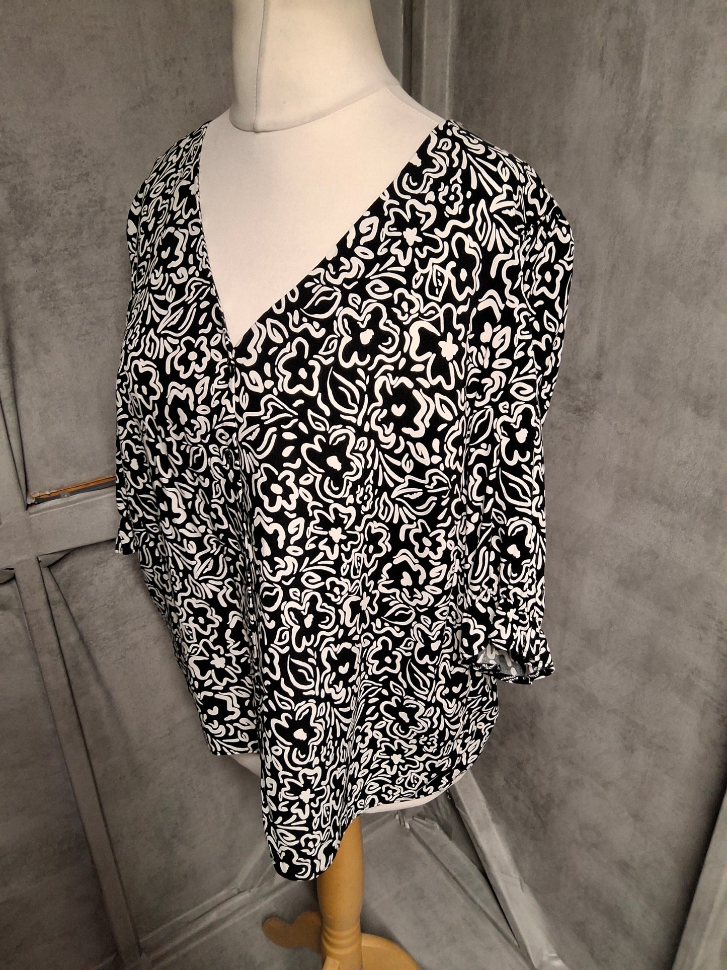 New Look Black & White Floral V-Neck Blouse – Size 16