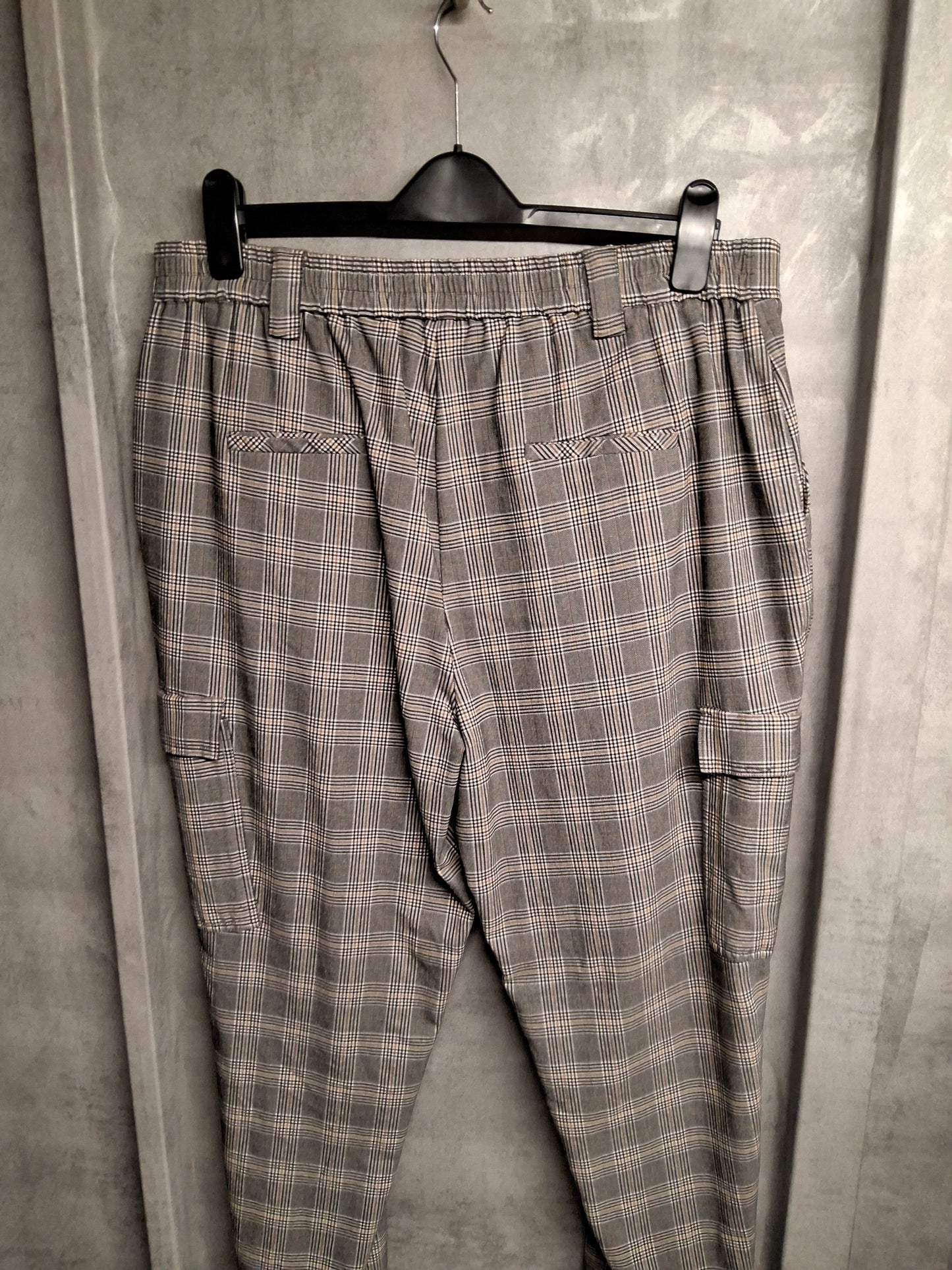 Primark Grey Checked Cargo Trousers – Size 18 – Cuffed Comfort Meets Cool Utility Style