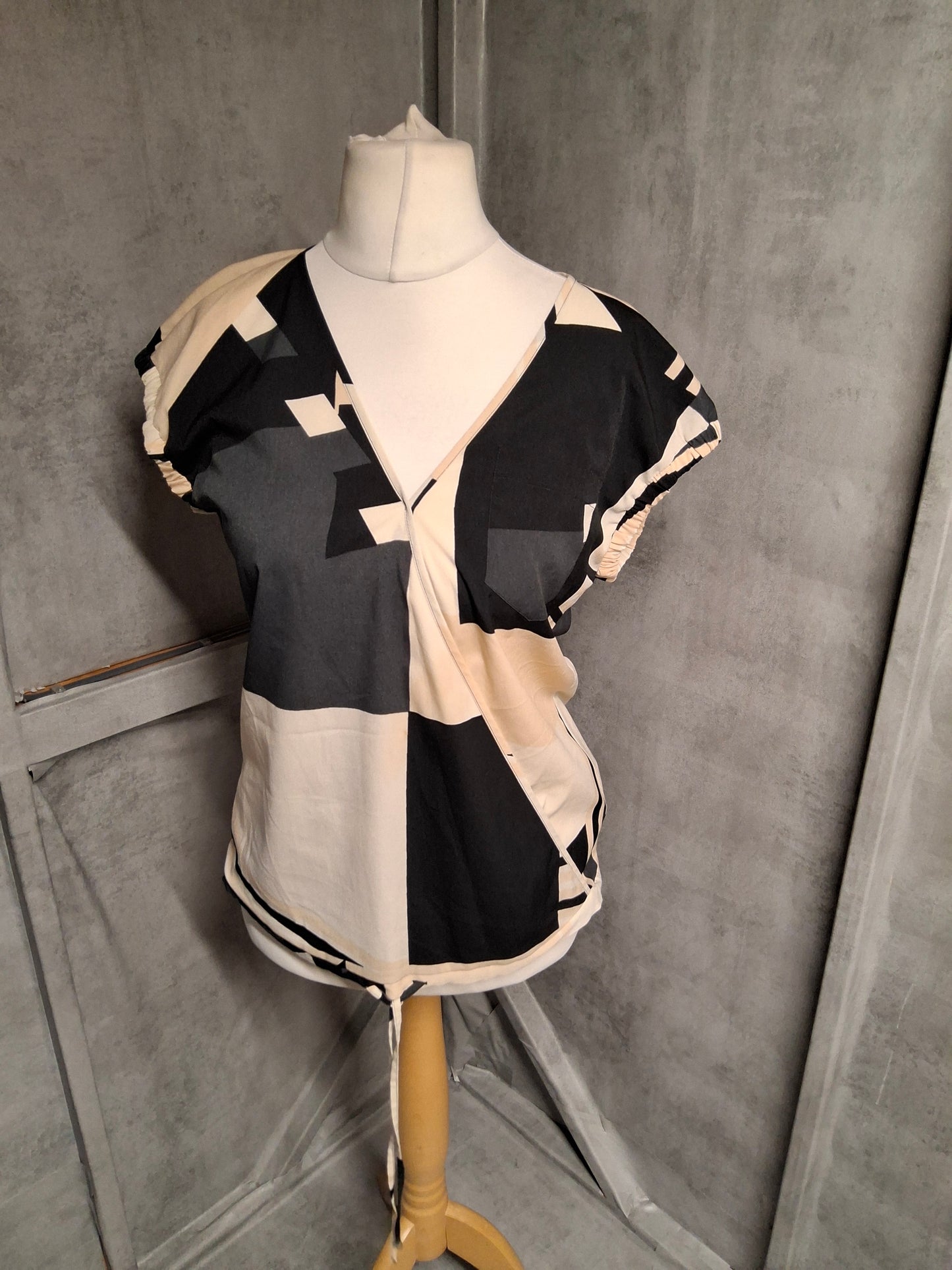 Next Monochrome Geometric Wrap-Style Top – Size 8 – Abstract Print with Ruched Sleeves & Drawstring Hem