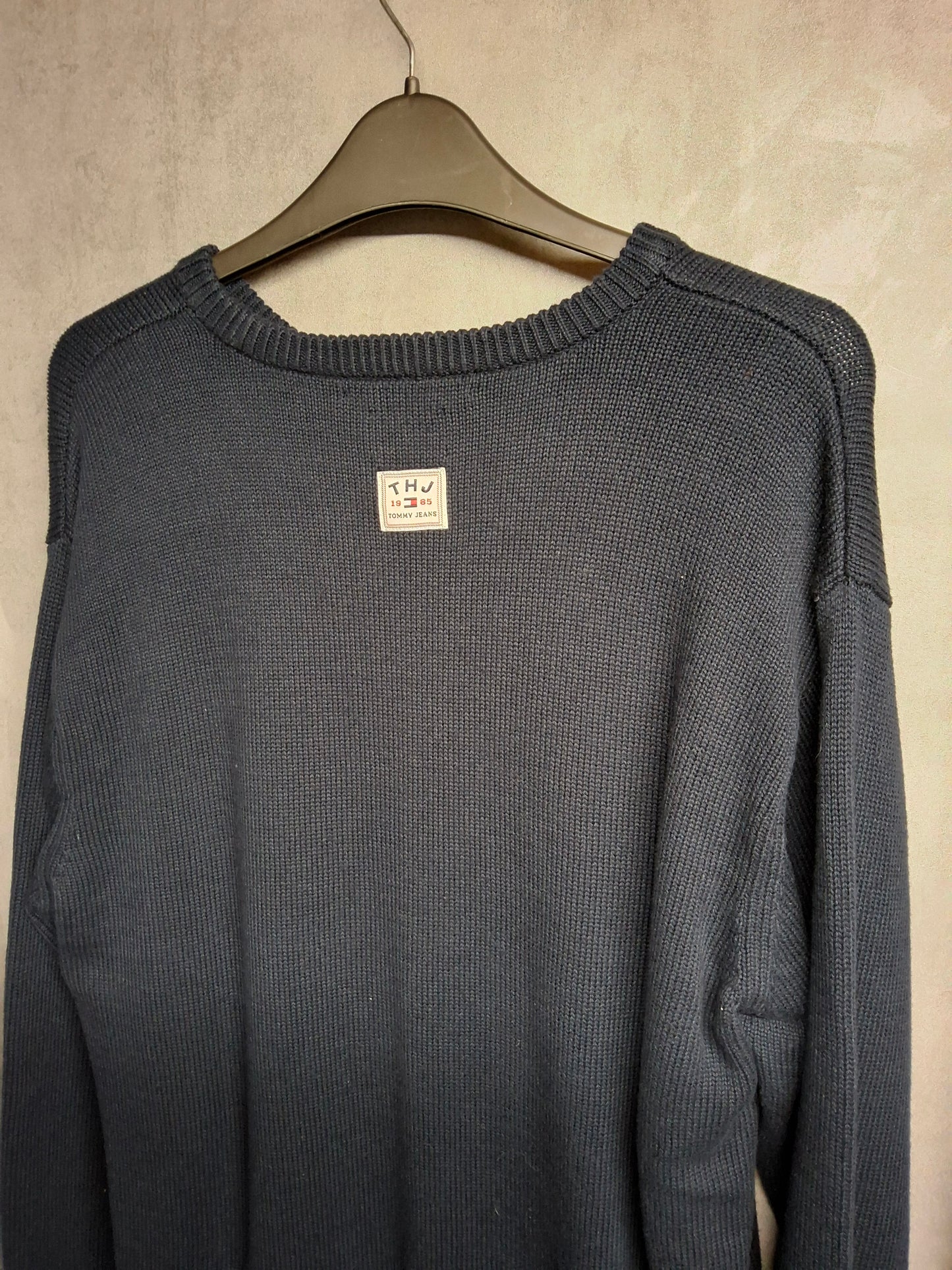 Men's Vintage 90s Tommy Hilfiger Navy Jumper – Crew Neck, Long Sleeve, Logo, Relaxed Fit, Size M