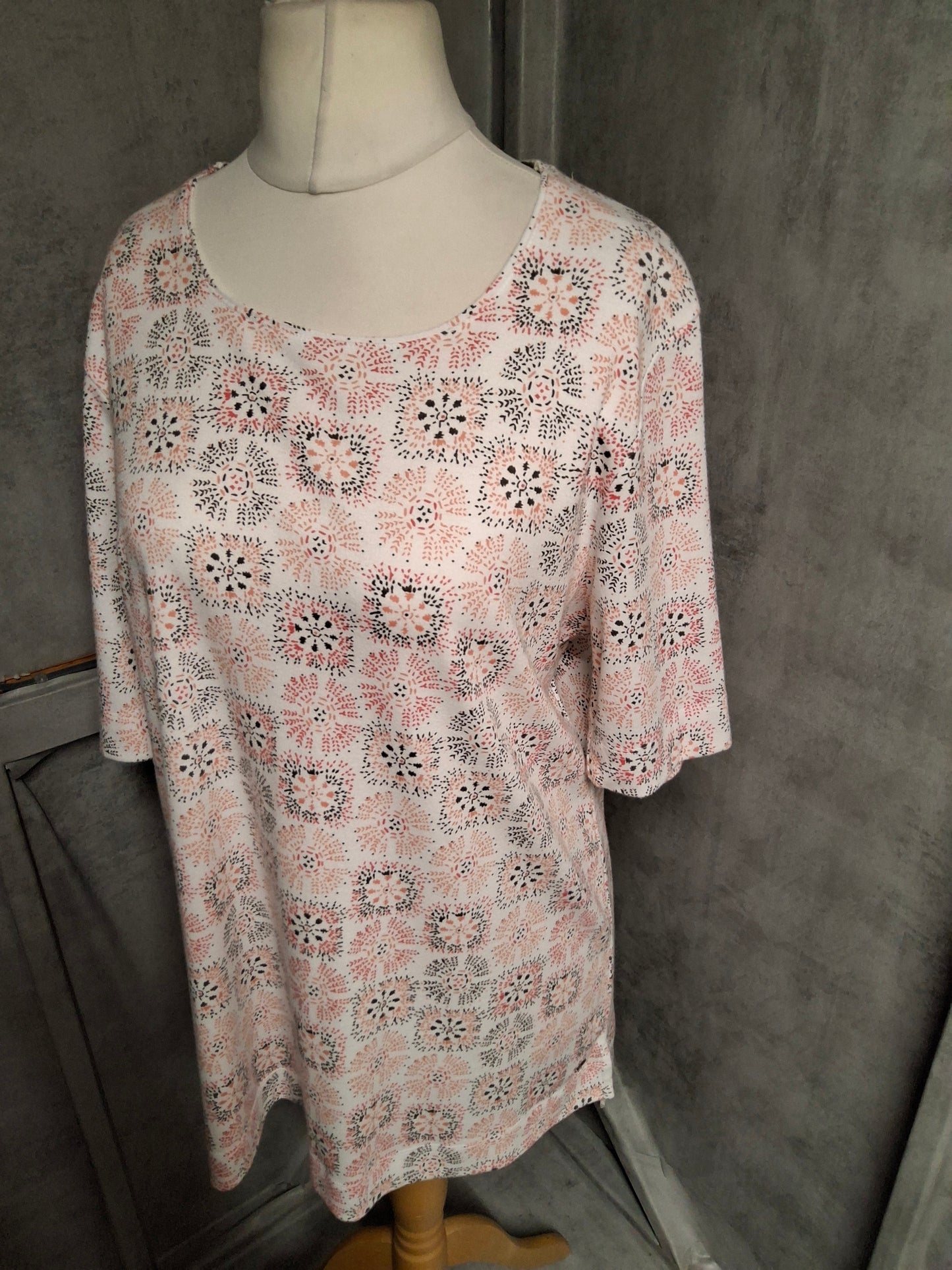 TIGI White & Orange Patterned Longline Top – Size 18/20 – 3/4 Sleeve Cotton Blend