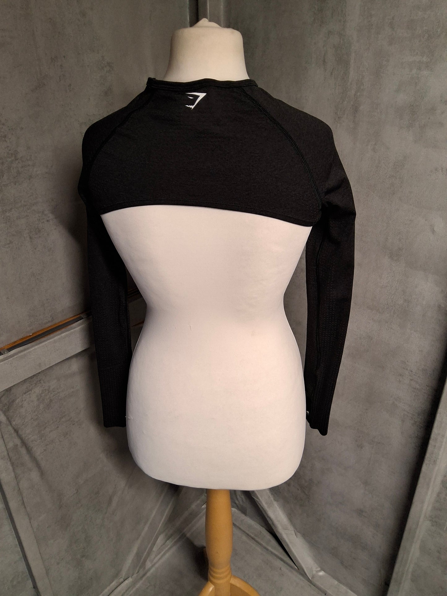 Gymshark Black Long Sleeve Shrug Crop Top – Size Small – Stretchy Lightweight Layer for Workouts