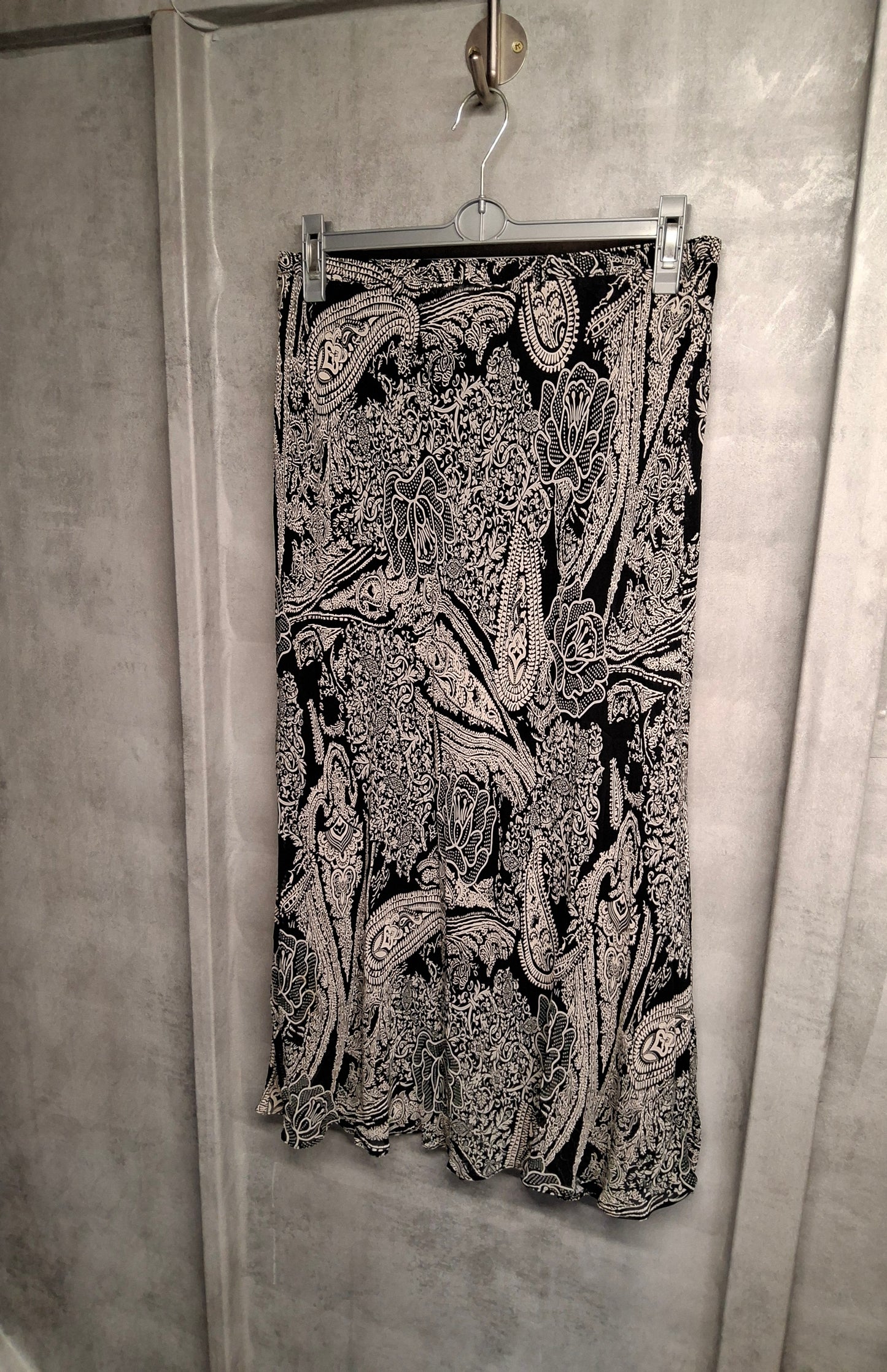 Essentials NWT Black & White Paisley Maxi Skirt – Size 14 – Boho Chic