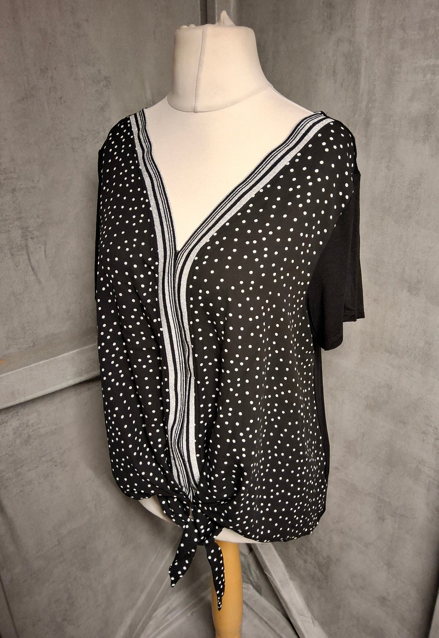 Joseph A Black Spot Print Tie-Front Top ā Size M (UK size 12ā14) ā Effortless Style