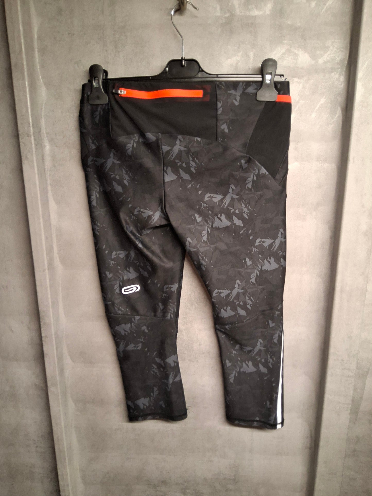 Decathlon Kalenji Grey Camo Cropped Gym Leggings ā Size S (size 6/8)
