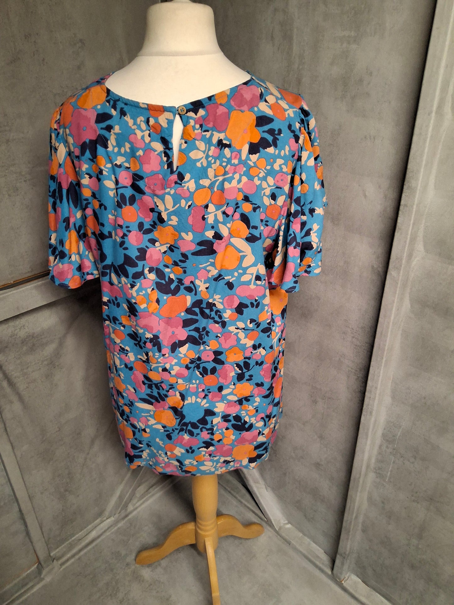 Brakeburn Blue Floral Short Sleeve Top – Size 16 – Viscose