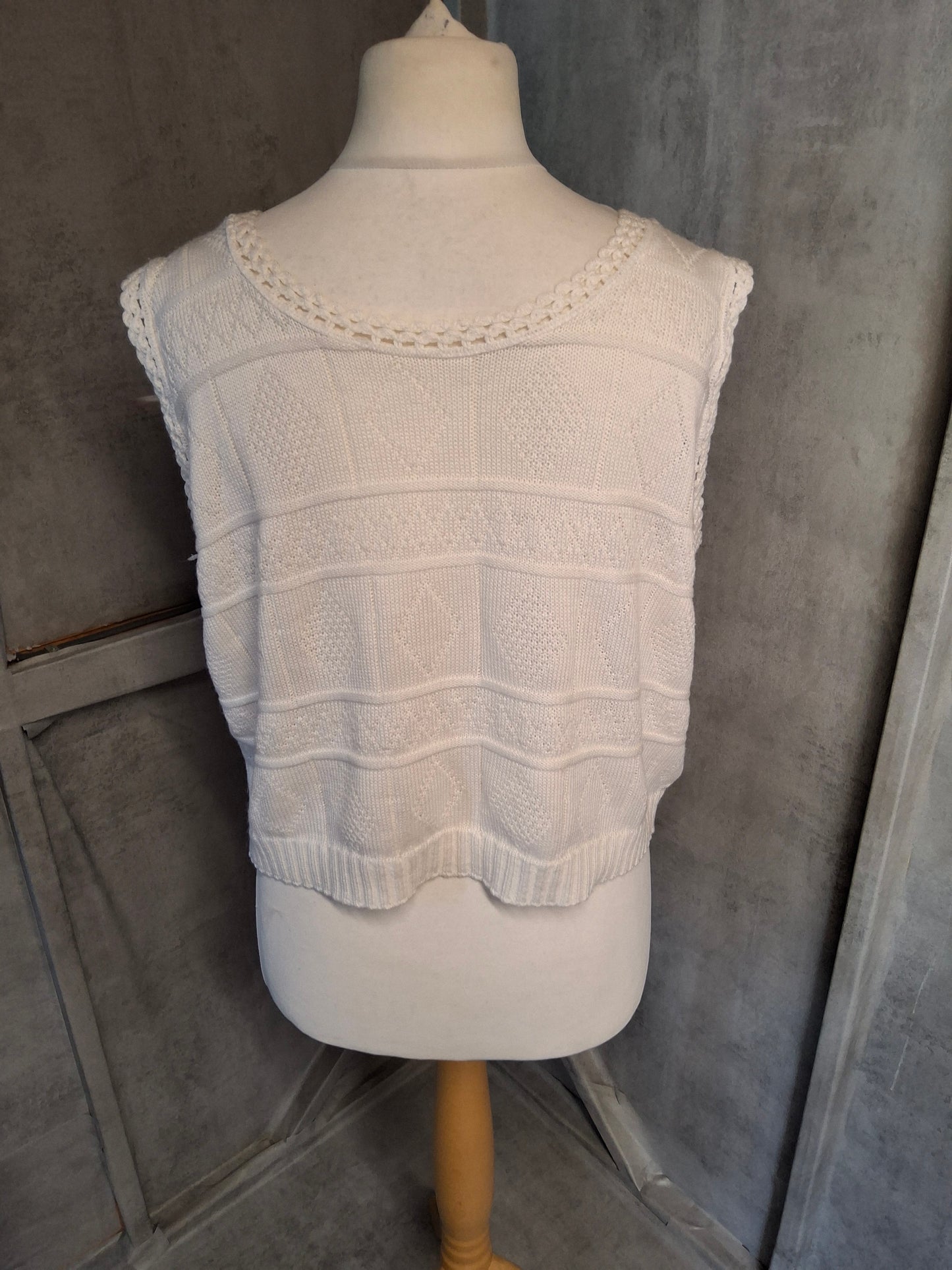 Handmade White Knit Tank Top β Cropped Sleeveless