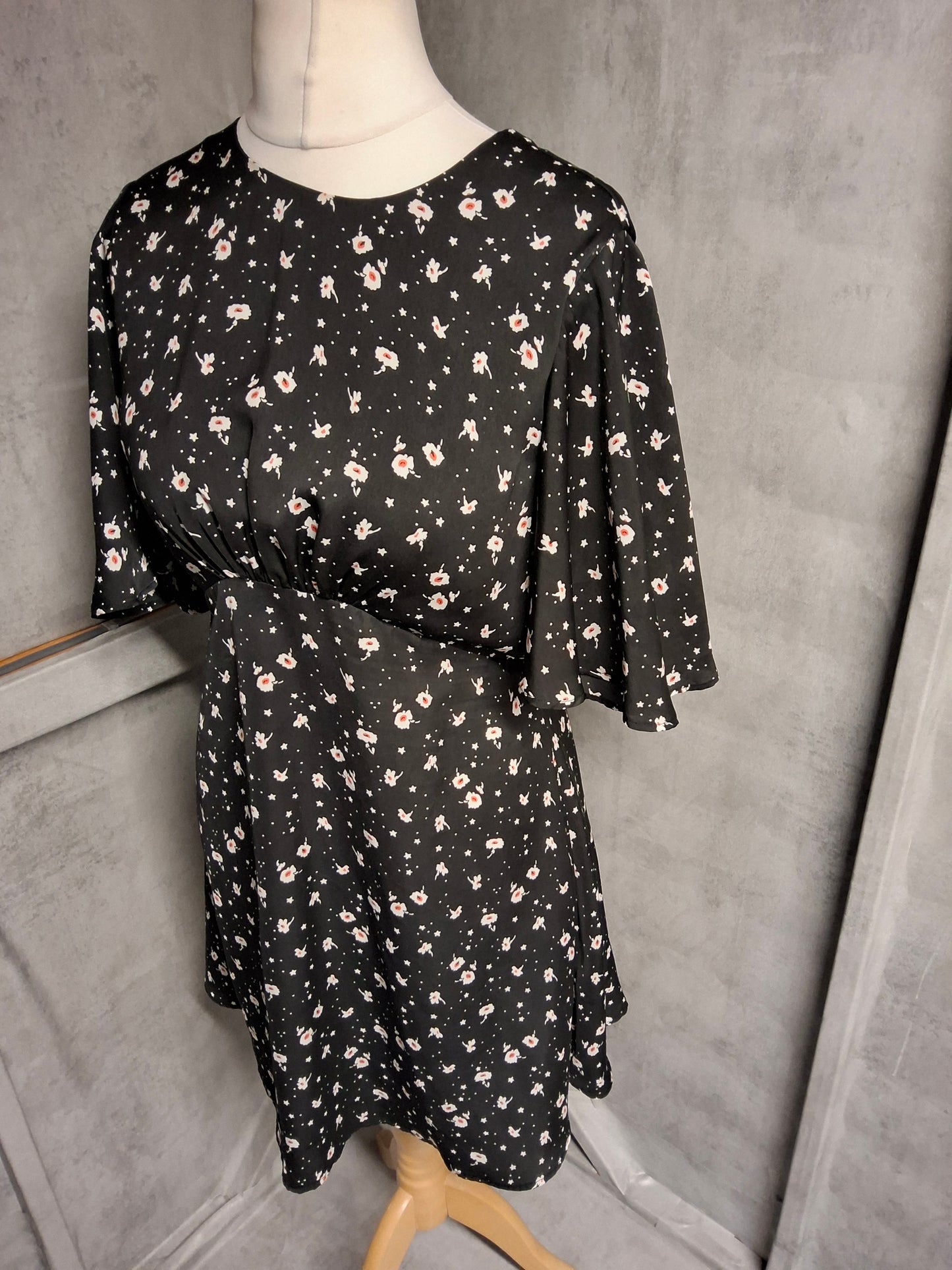 Topshop Black Floral Knee Length Dress – Size 12 Open Back Style