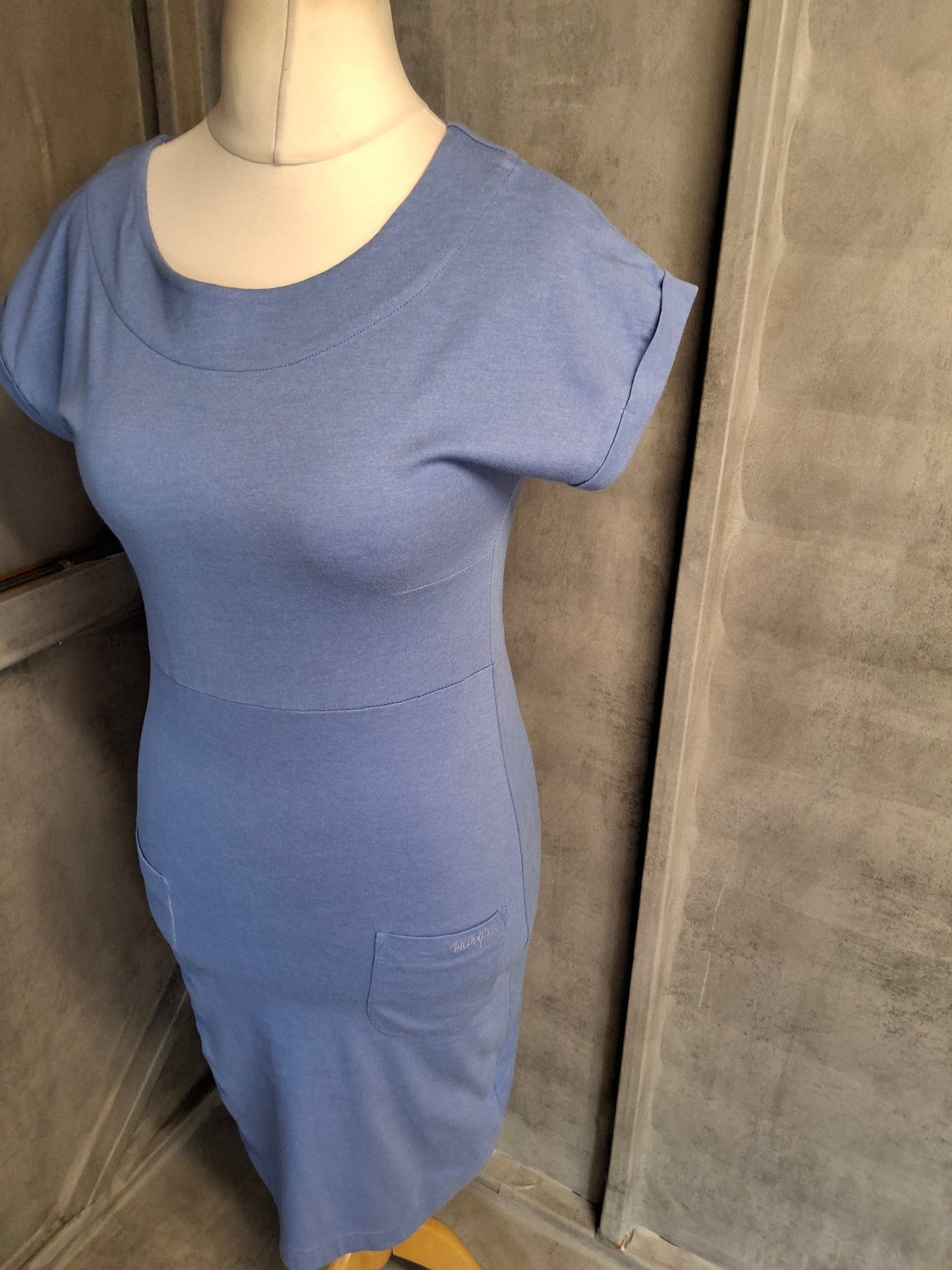 Weird Fish Blue Knee-Length Casual Dress – Size 8 – Everyday Easy Style