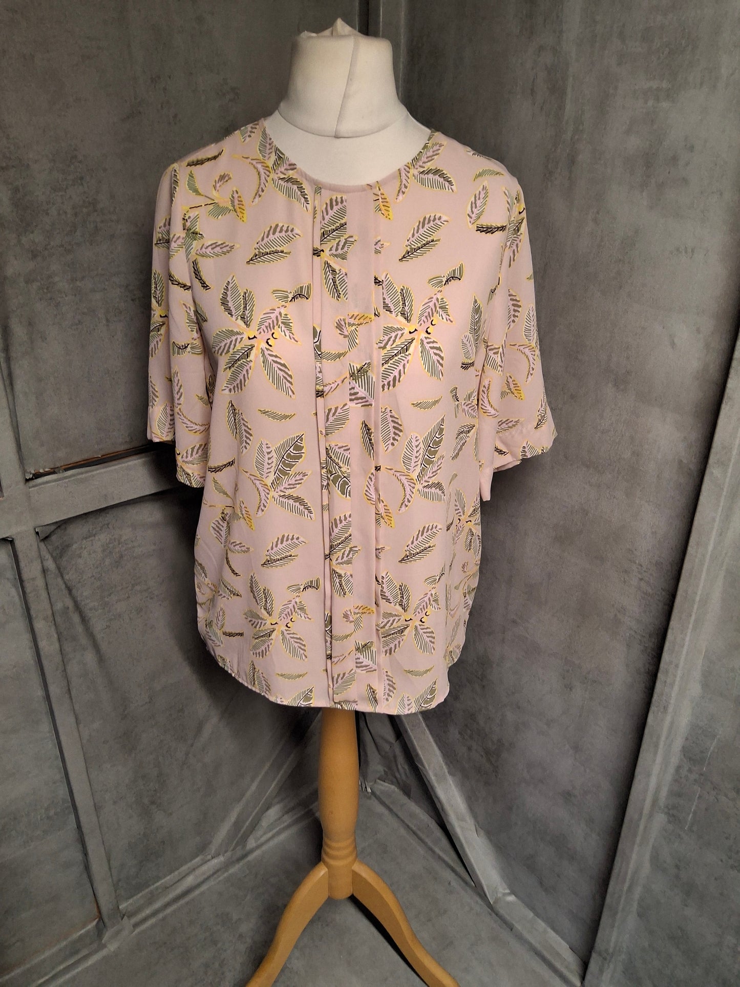 M&S Blush Pink Leaf Print Blouse – Size 12 – Work-Ready, Weekend-Approved & Always Complimented