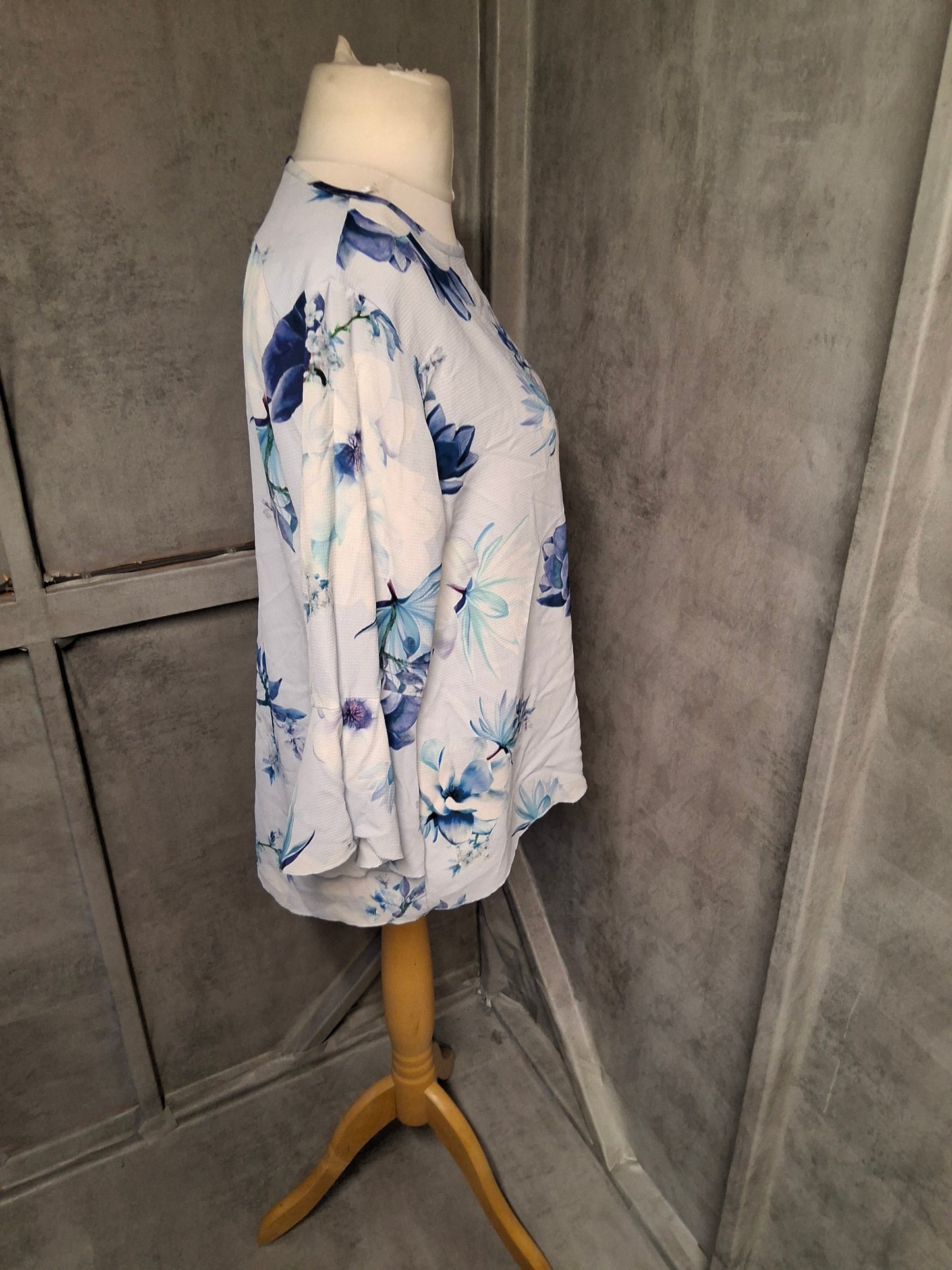 Quiz Light Blue Floral Flared Top – Size 12 – ¾ Sleeve Cutout Back Blouse