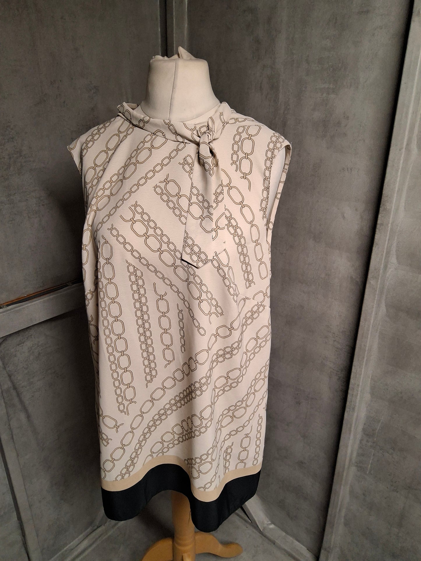 F&F Chain Print Sleeveless Blouse – Size 20 – Smart, Swishy & Coffee-Meeting Ready