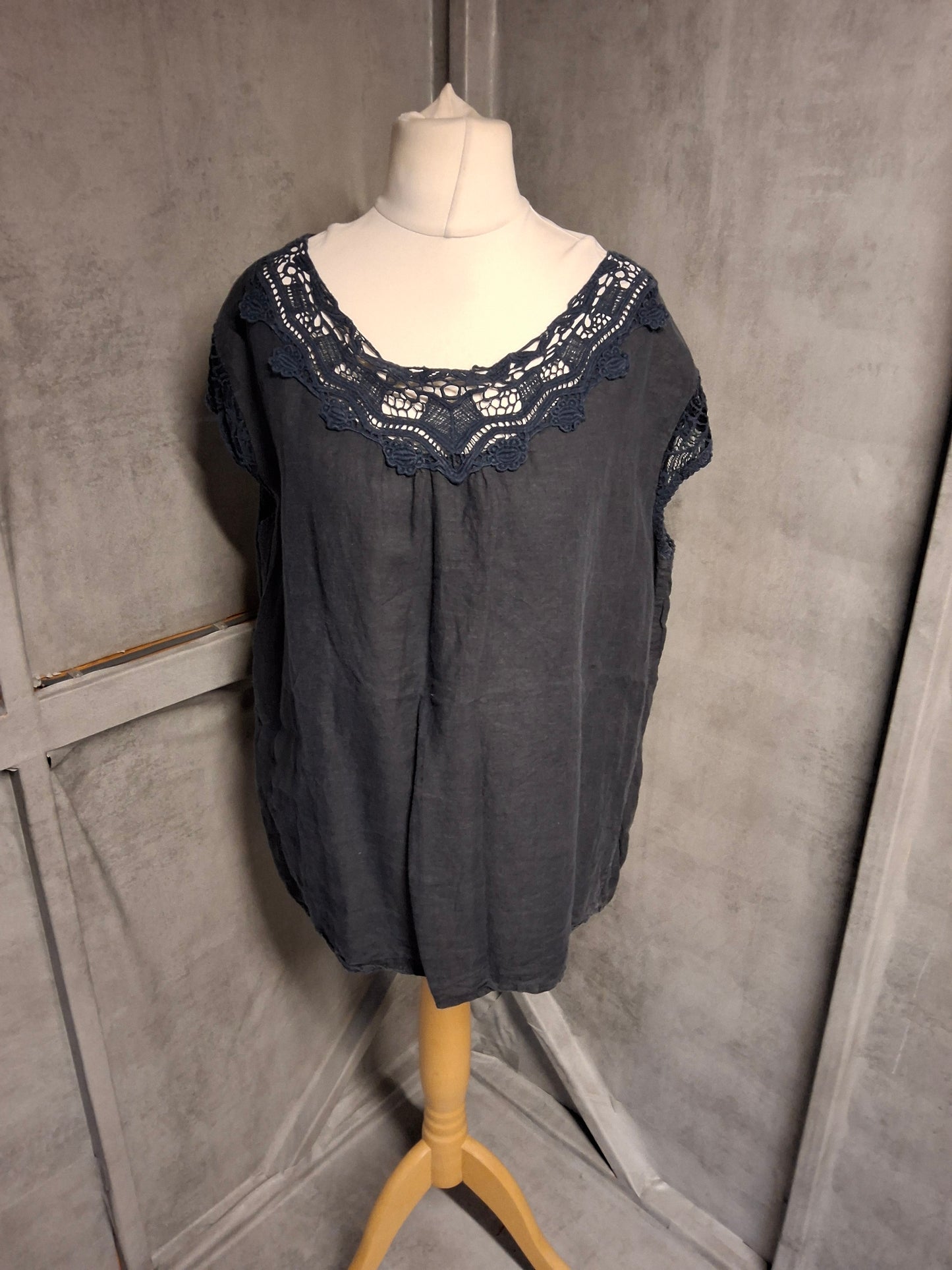 Ambra Navy Blue Linen Top – One Size (UK 14–18) – Crochet Lace Detail – 100% Linen – Relaxed Fit