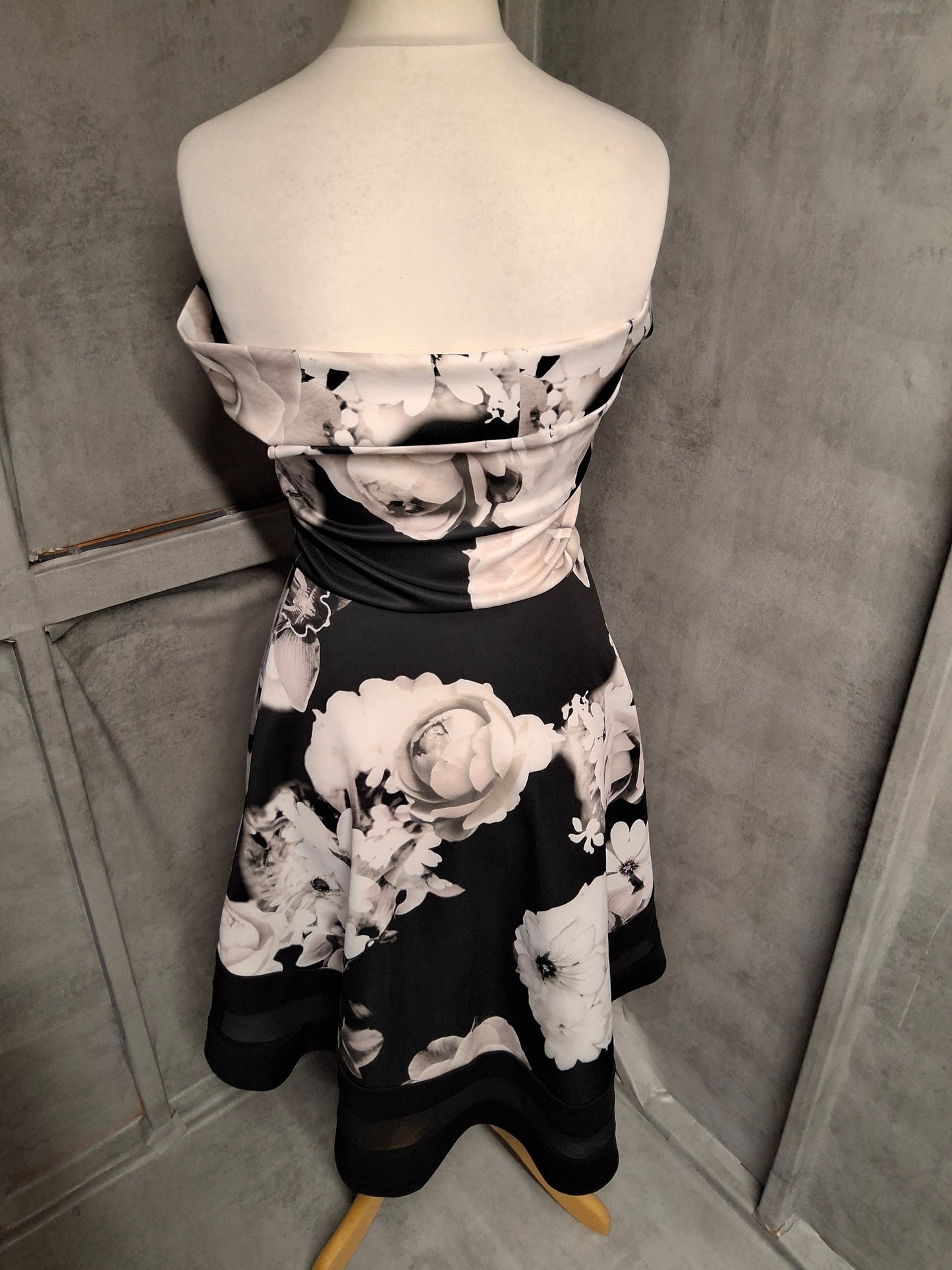Quiz Black & White Floral Dress – Size 10 – Classy neckline, sassy hemline
