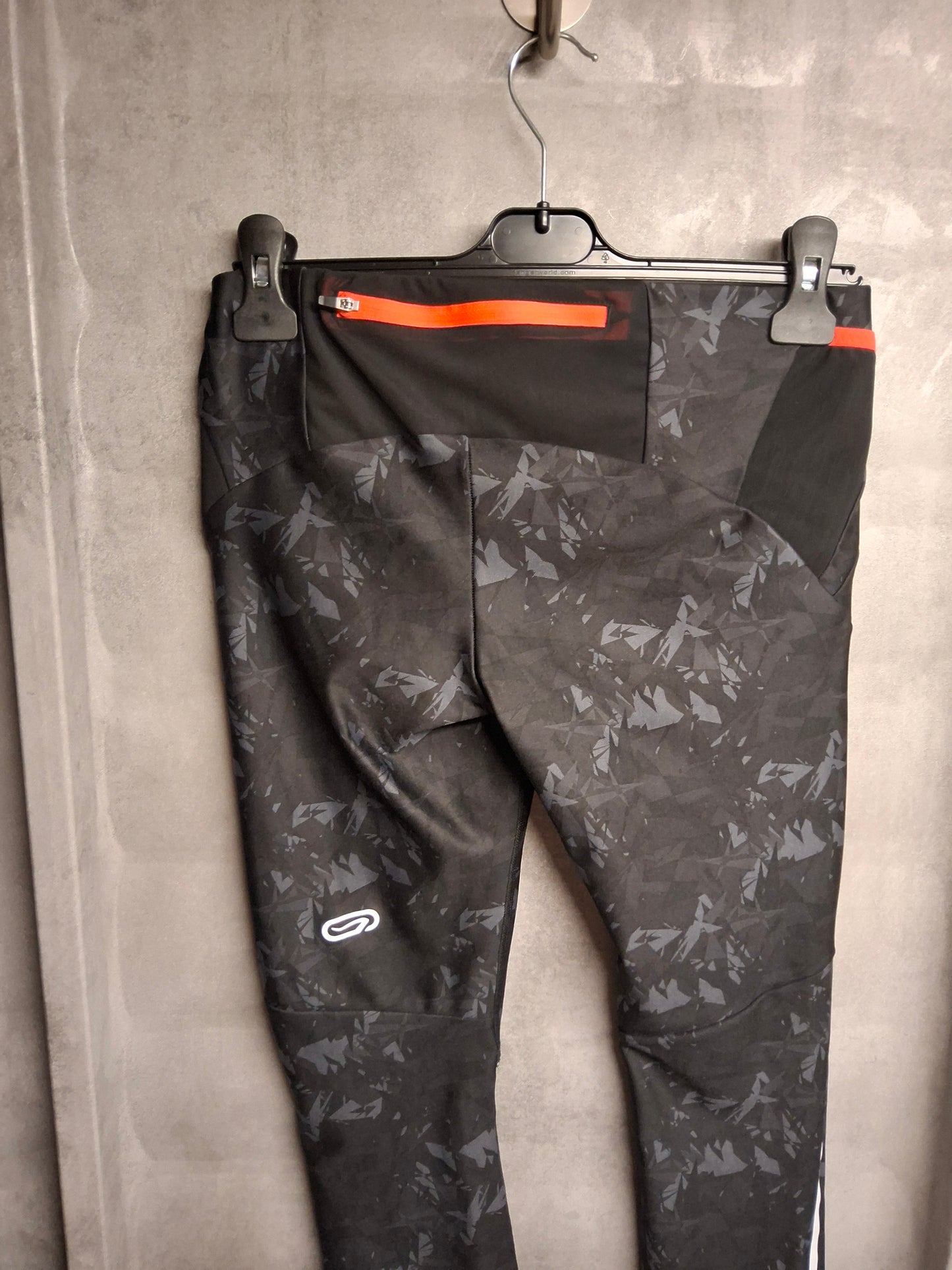Decathlon Kalenji Grey Camo Cropped Gym Leggings ā Size S (size 6/8)