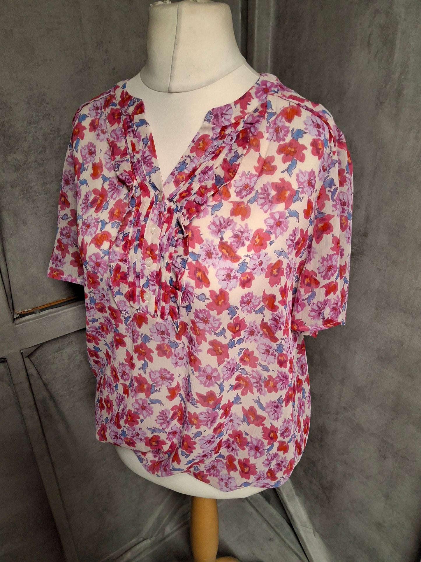 Country Casuals Pink Floral Frill Blouse – Size 16 – Sheer Lightweight Smart-Casual Top