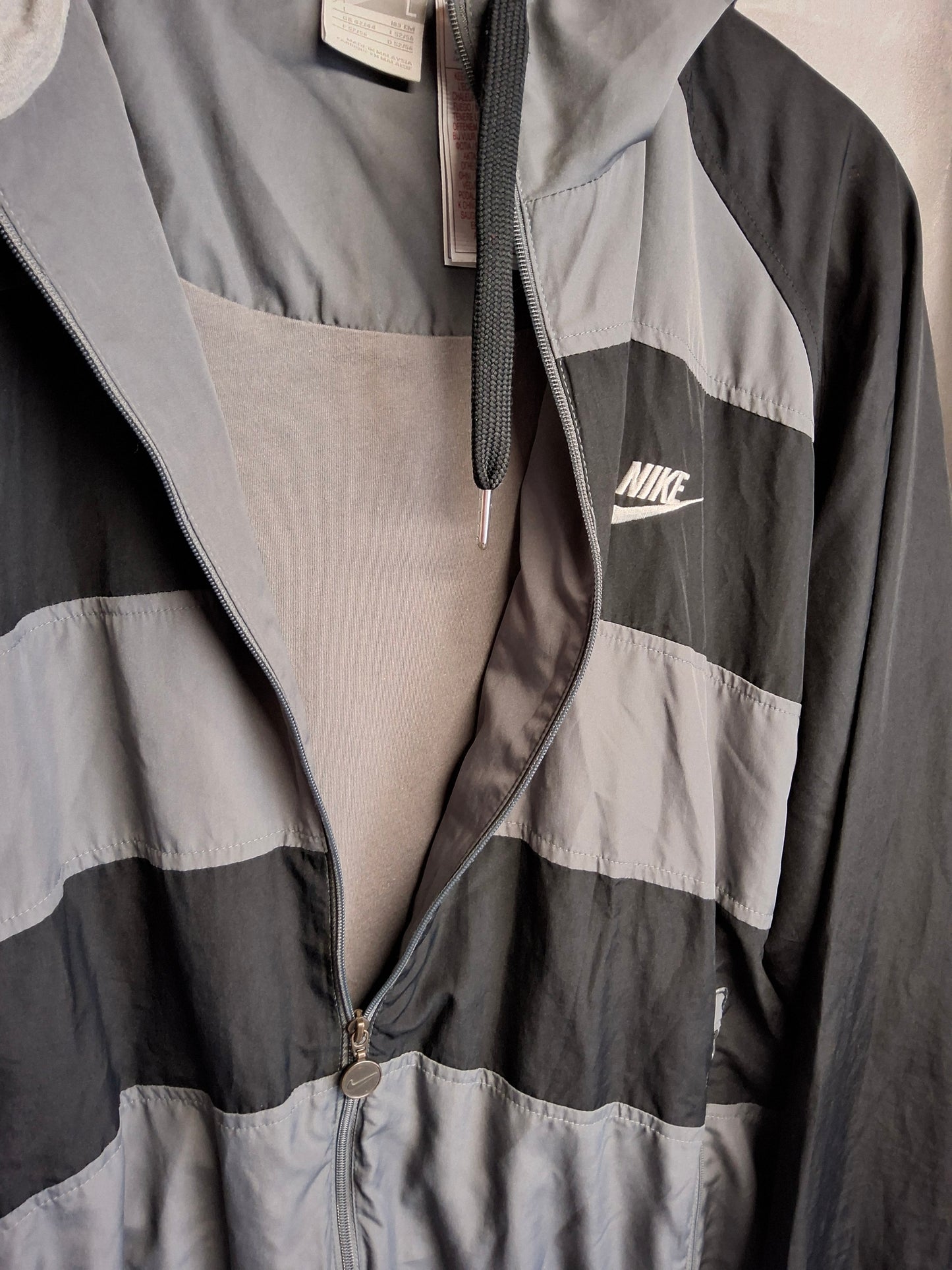 Nike Black & Grey Hooded Zip-Up Jacket – Size L – Sporty & Street-Ready