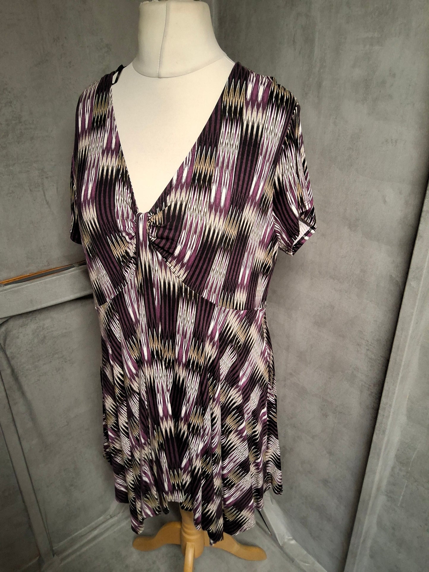 Tu Purple & Beige Patterned Asymmetrical Top β Size 20, V-Neck, Short Sleeves, Stretchy & Flattering