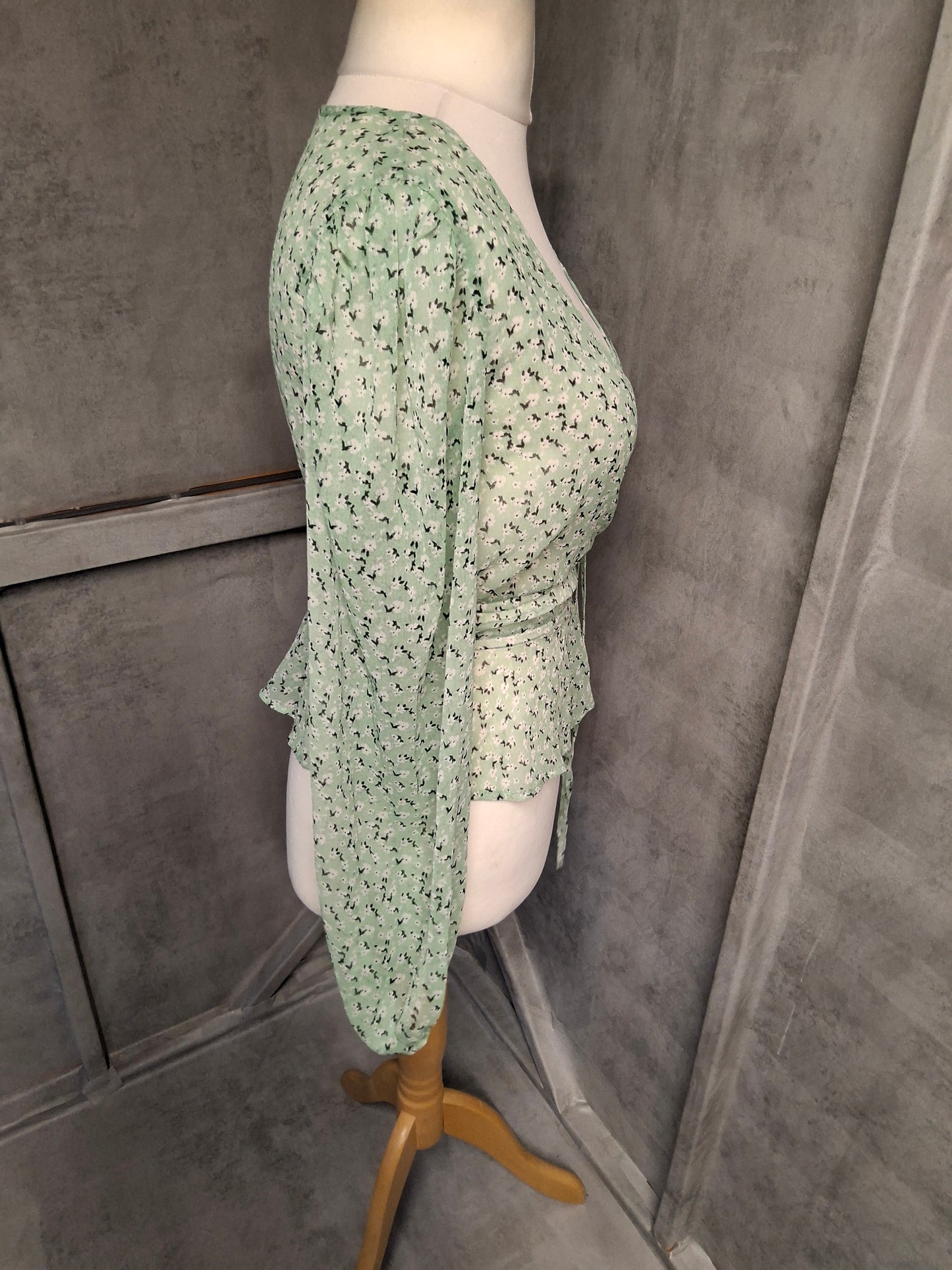 Stradivarius Mint Green Floral Blouse β Sheer, Flowy & Fab πΏ (Size S, fits size 8/10)
